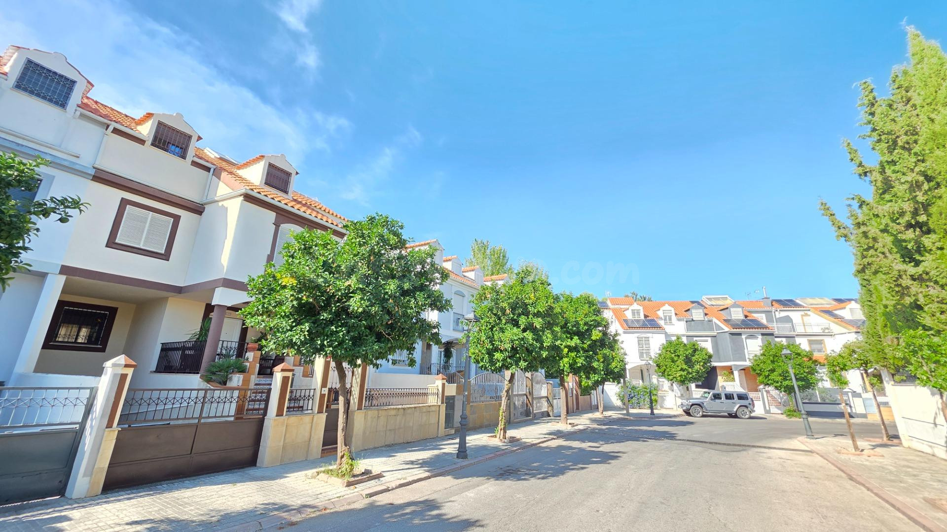 ¡INCREÍBLE CASA ADOSADA CON PISCINA PRIVADA EN URBANIZACIÓN  - foto 3