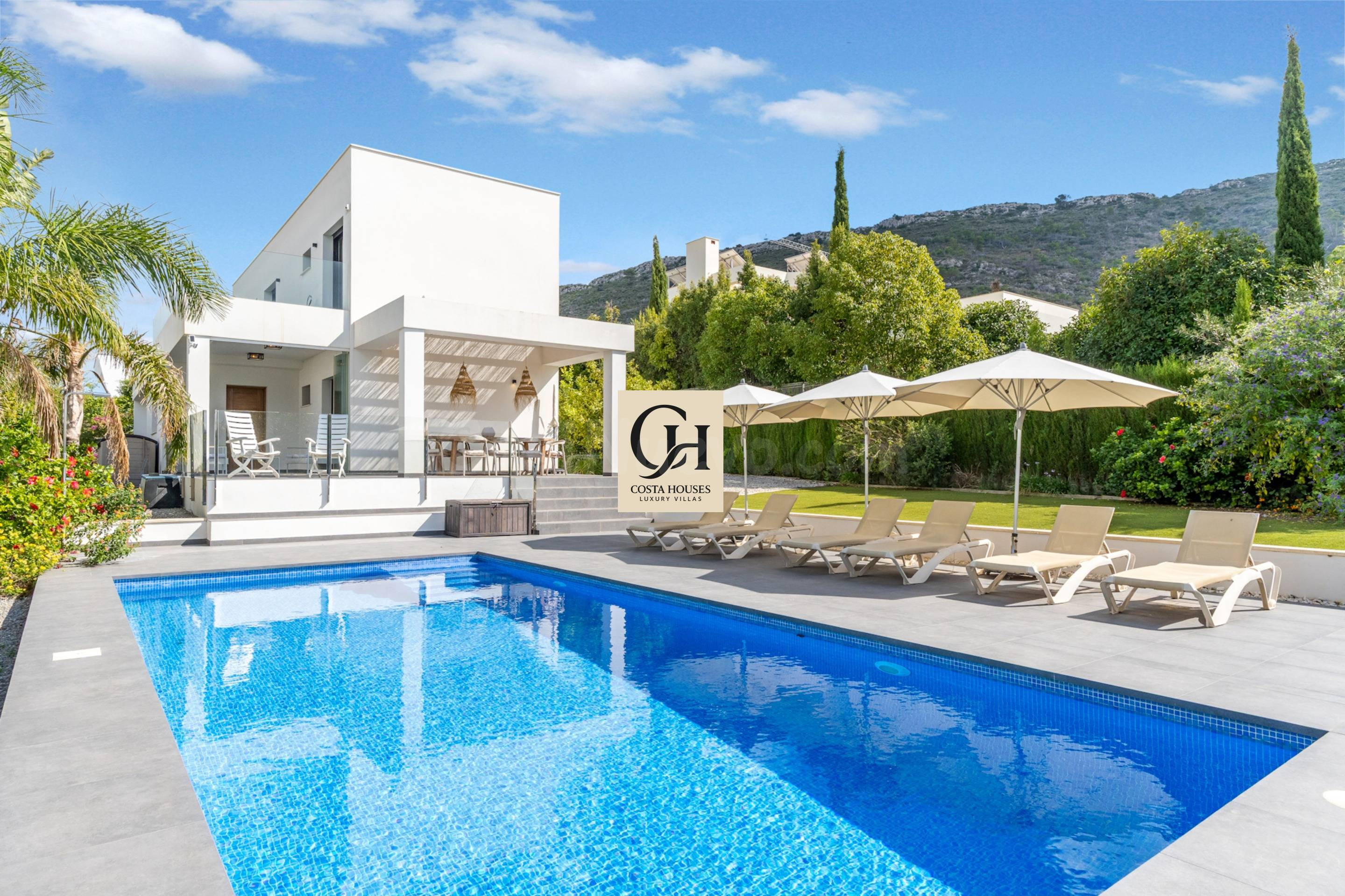 VILLA AURENA · ARQUITECTURA CONTEMPORANEA, LUZ Y CALMA MEDITERRANEA EN JAVEA