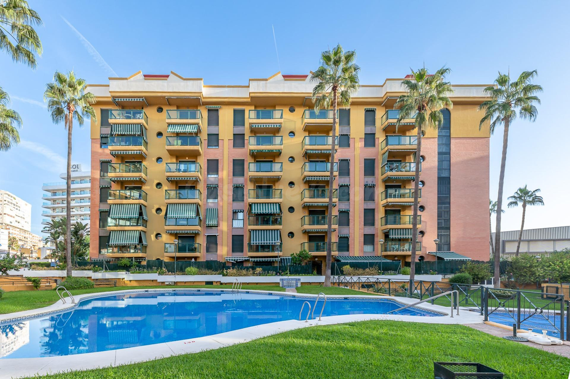 EXCLUSIVA VIVIENDA EN PRIMERA LÍNEA DE PLAYA EN EL BAJONDILLO – TORREMOLINOS