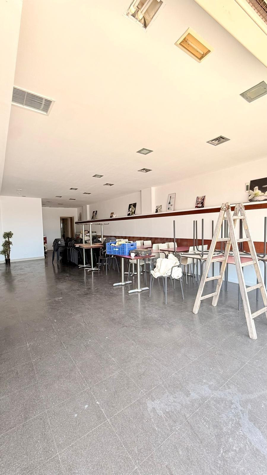 ¡Oportunidad Única en Cubelles! Local Comercial Reformado co - foto 2