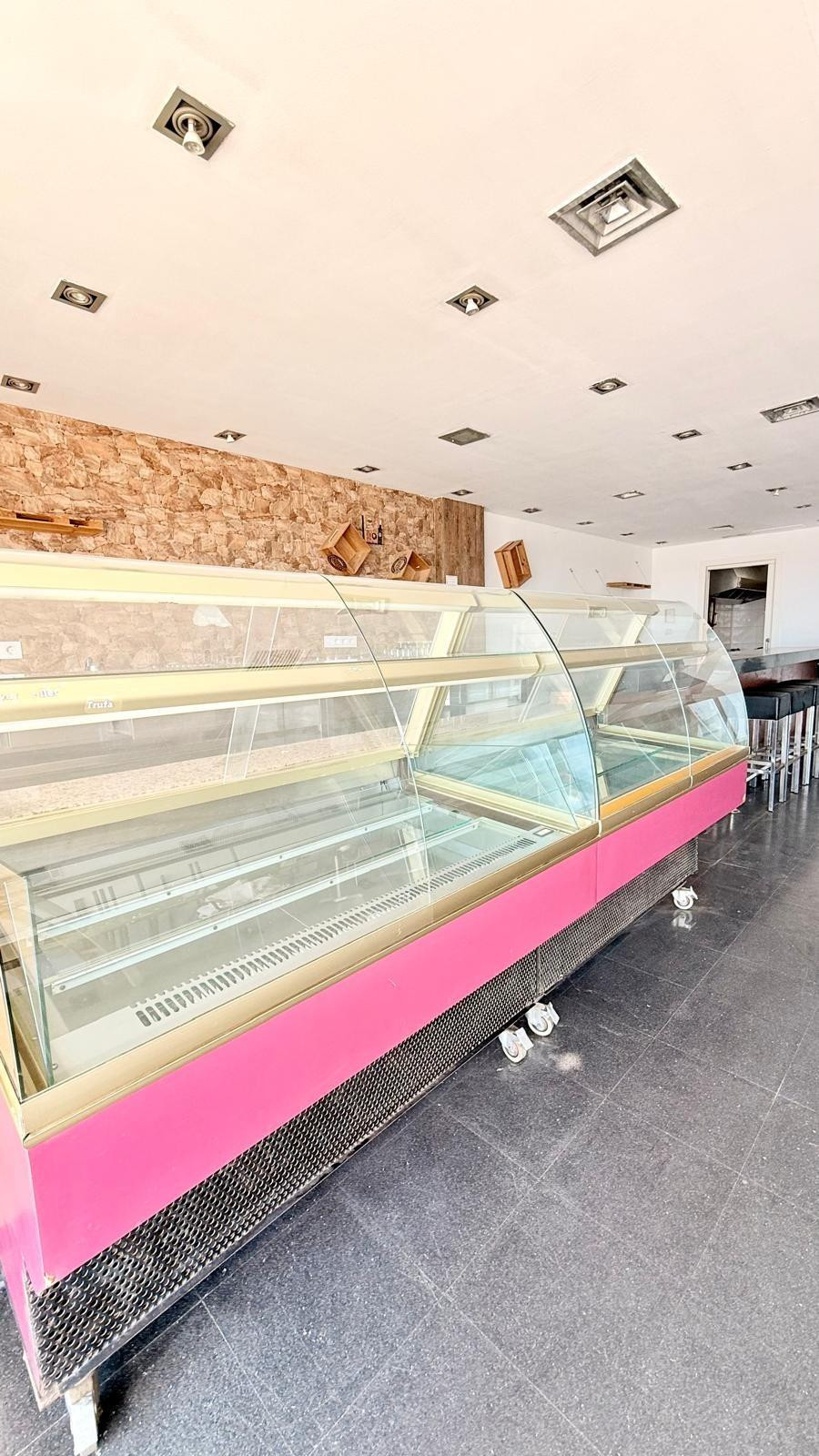 ¡Oportunidad Única en Cubelles! Local Comercial Reformado co - foto 4