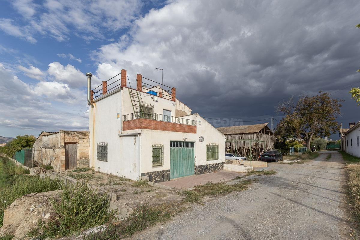 CORTIJO CON CASA DE 117 m2 Y TERRENO DE 2.312 m2 EN SANTA FE