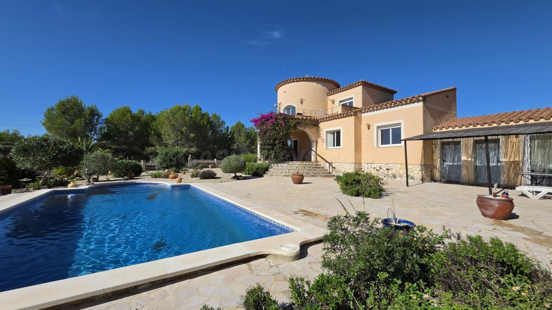 Chalet con piscina, gran parcela y licencia turística
