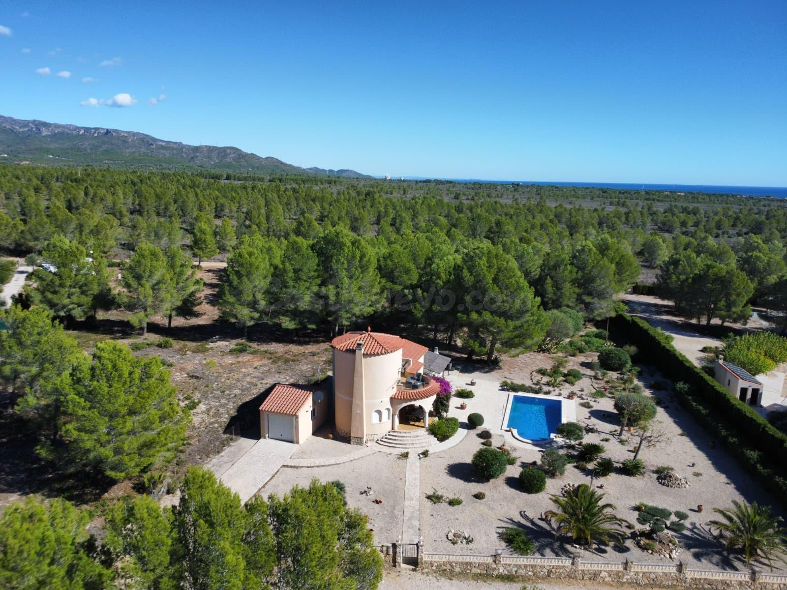 Chalet con piscina, gran parcela y licencia turística - foto 2