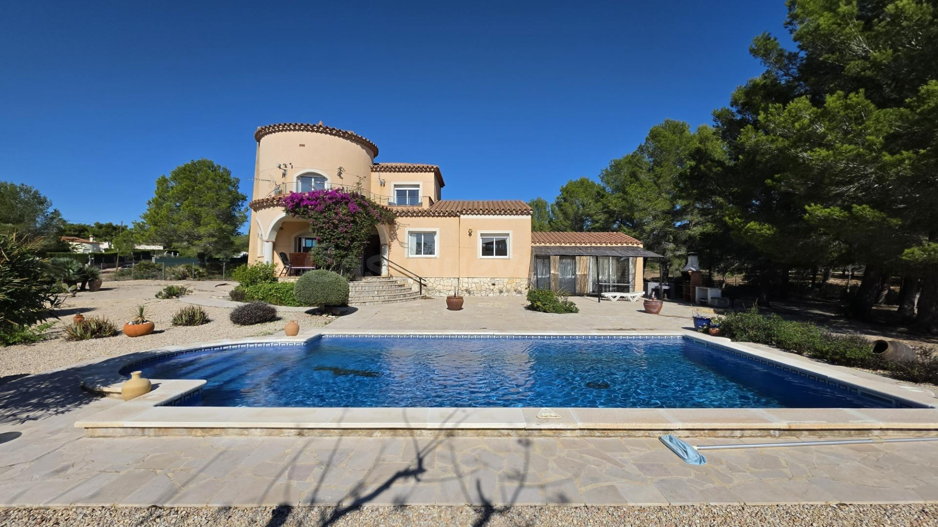 Chalet con piscina, gran parcela y licencia turística - foto 3