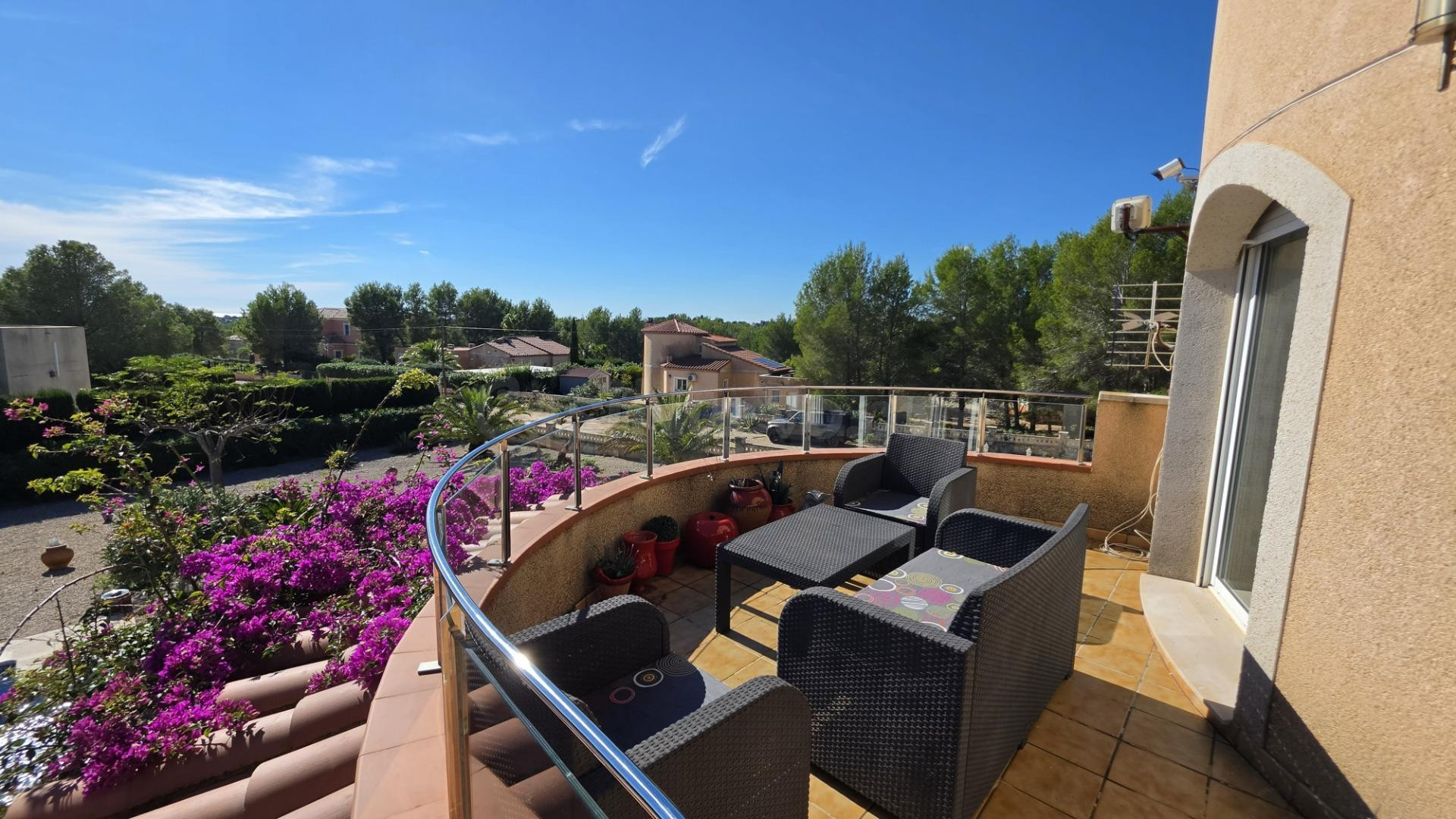 Chalet con piscina, gran parcela y licencia turística - foto 4