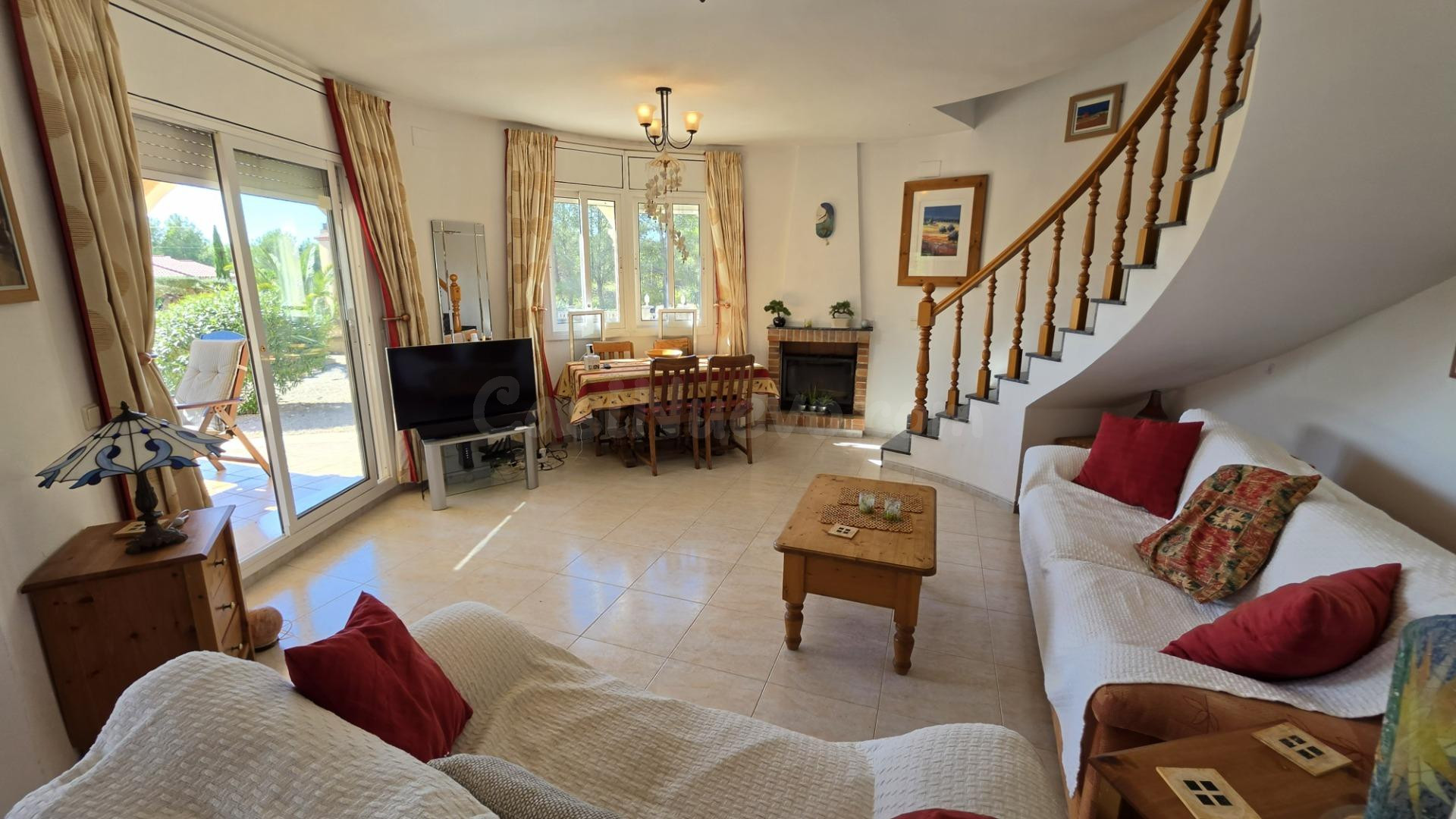 Chalet con piscina, gran parcela y licencia turística - foto 5