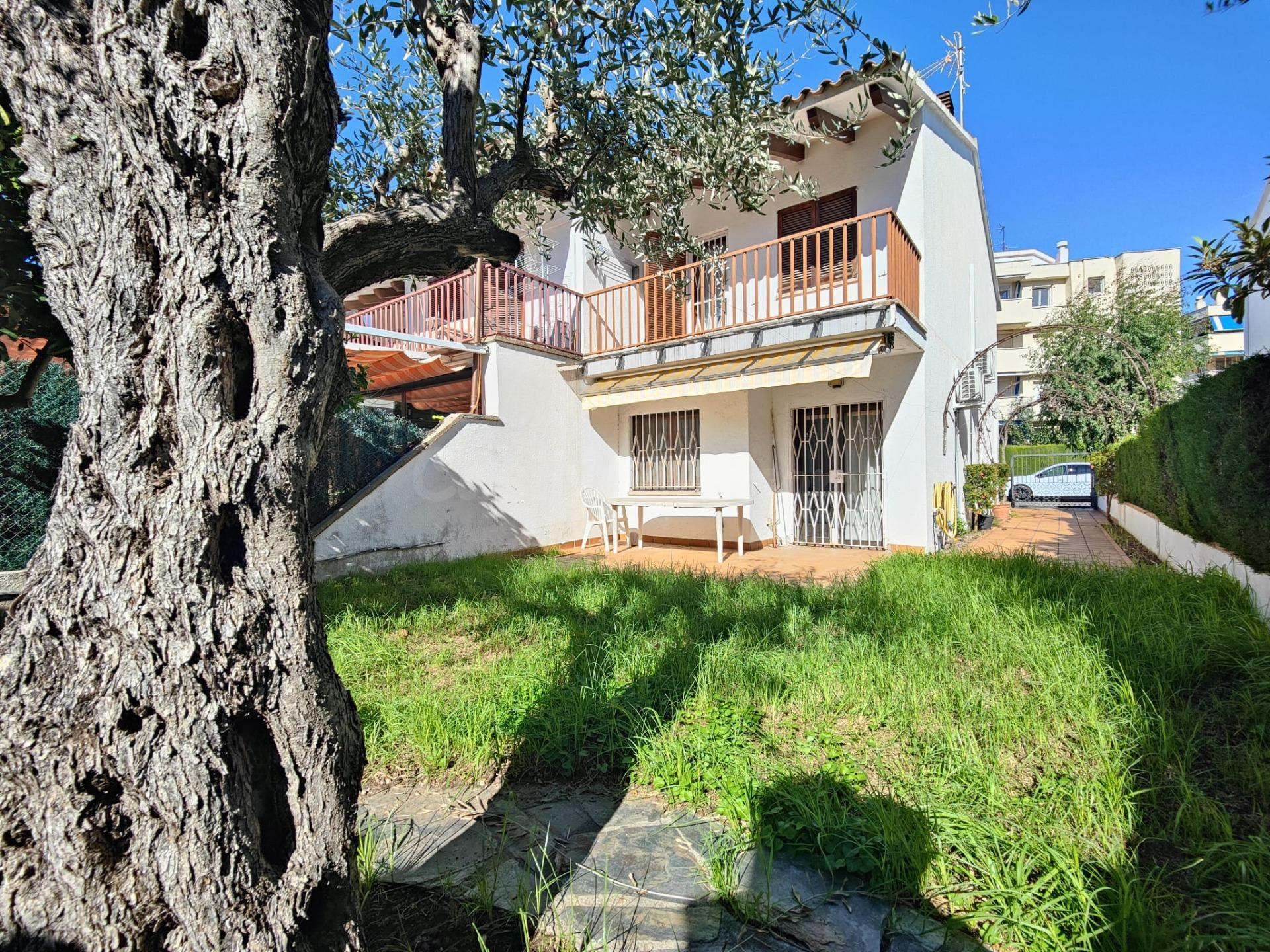 Casa adosada en Calafell de 3 habitaciones y gran jardín cerca del tren