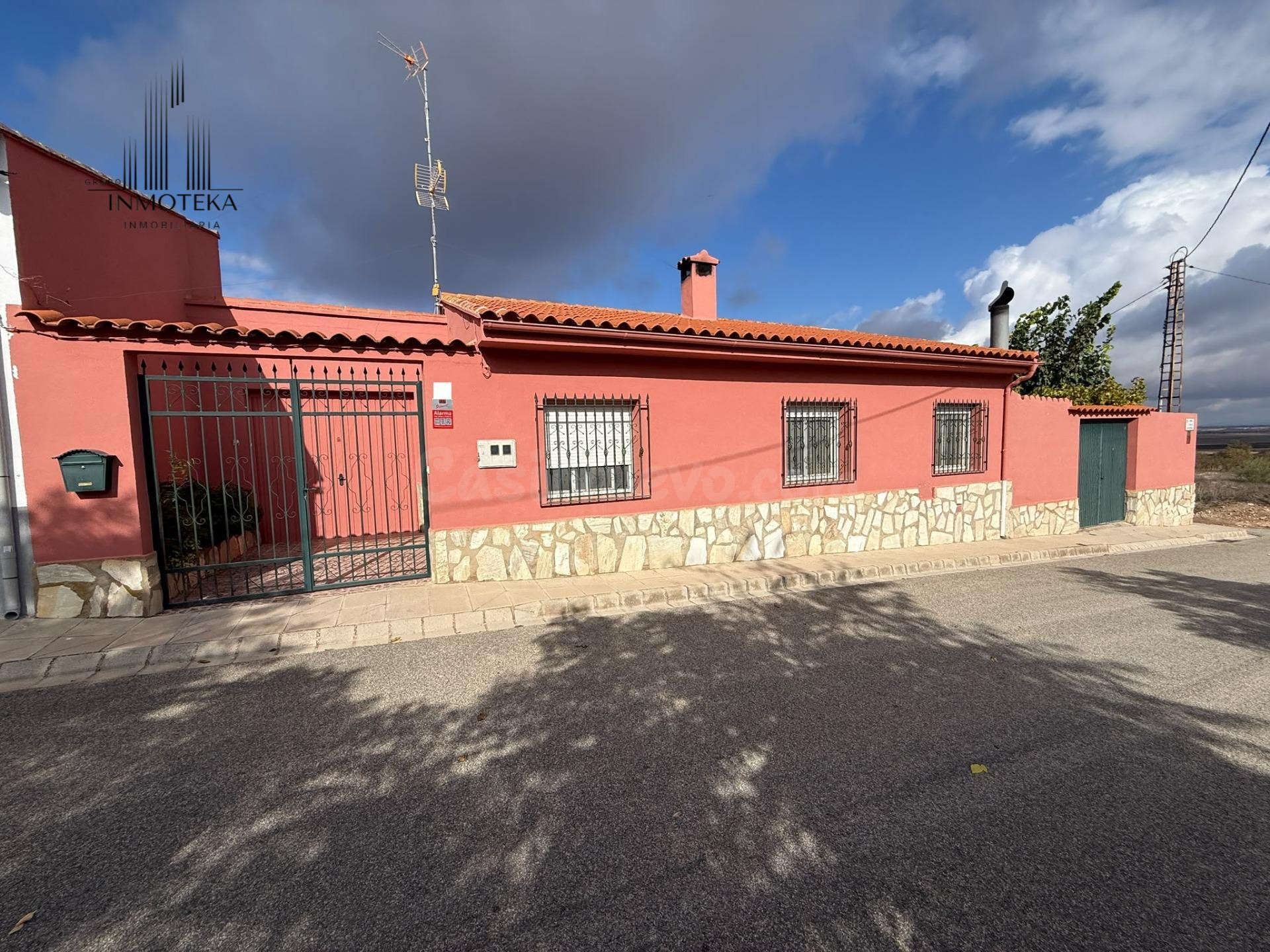 REF: C140 GRUPO INMOTEKA INMOBILIARIA VENDE CASA CON PATIO E