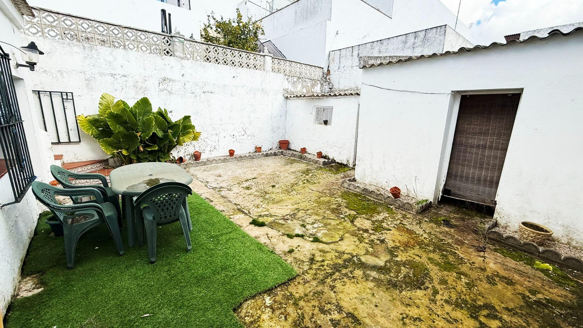 CASA EN PLANTA BAJA CON GRAN PATIO PARA REFORMAR EN LA CARRETERA DE MEDINA