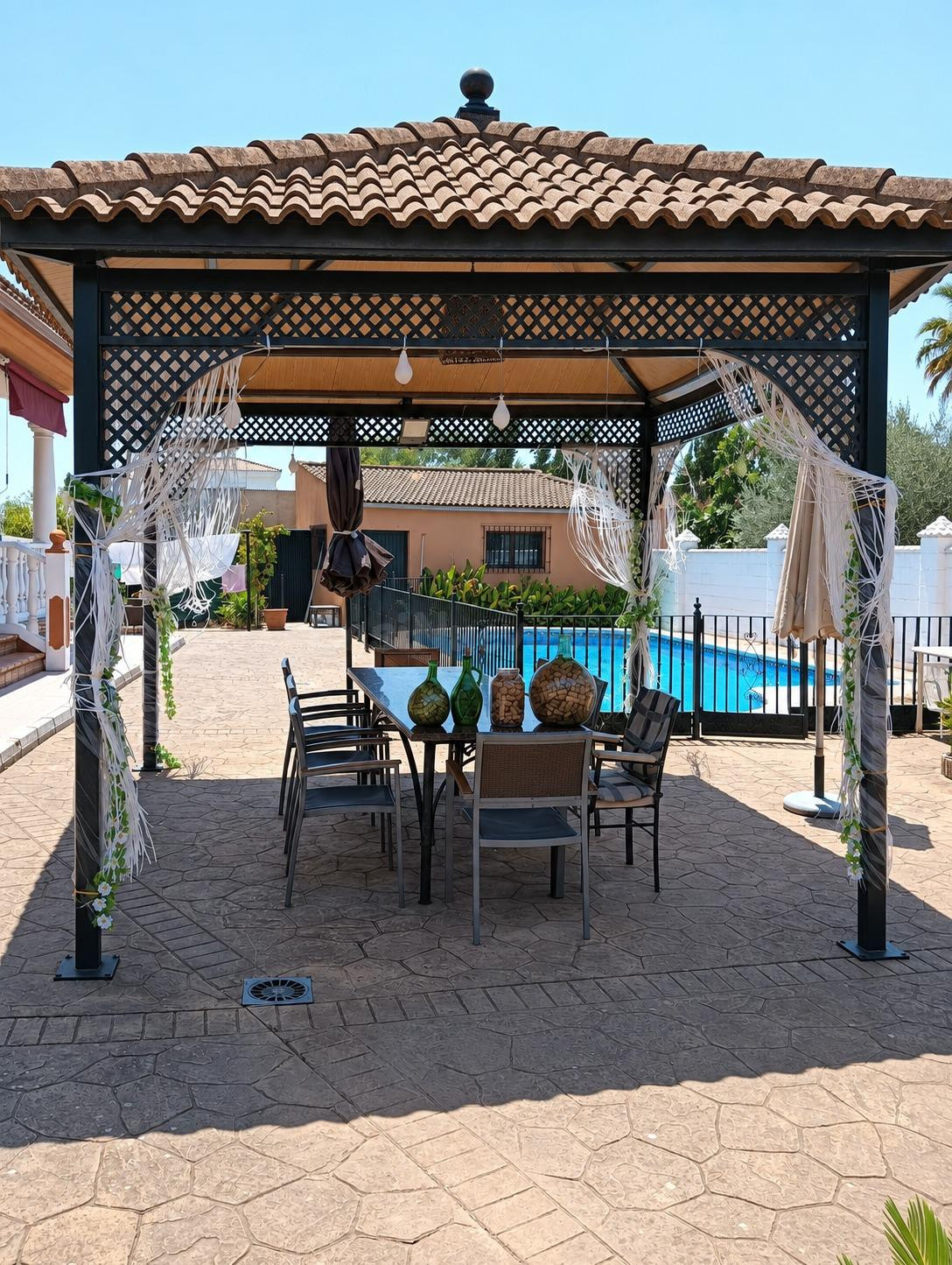 AMPLIO CHALET CON PISCINA Y VIVIENDA AUXILIAR EN PARCELA DE 