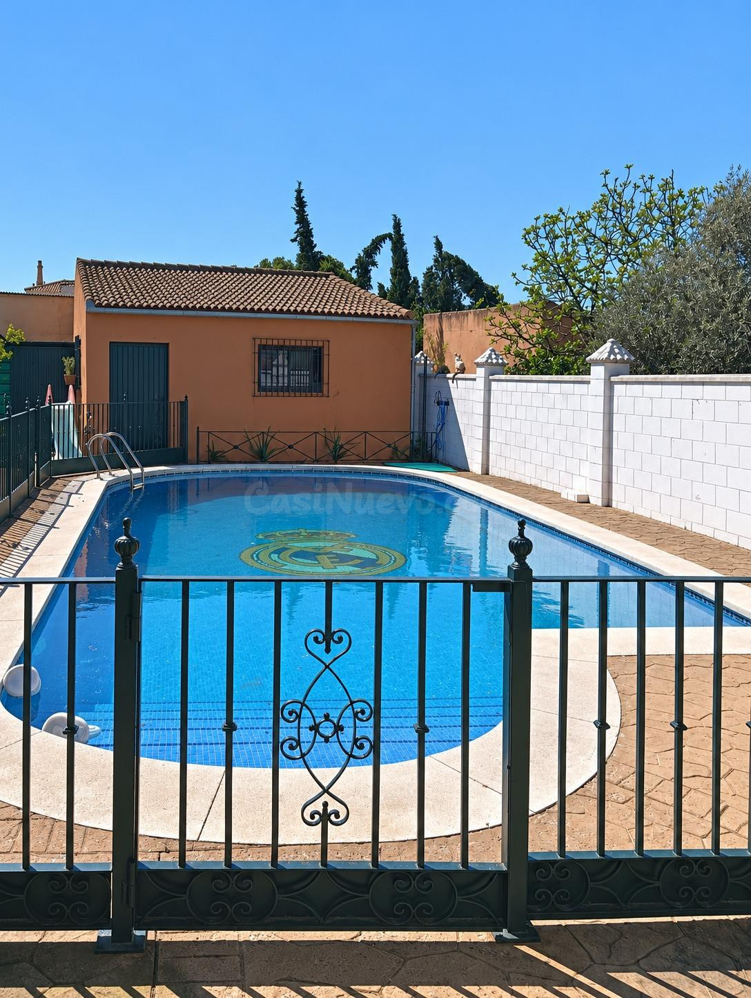 AMPLIO CHALET CON PISCINA Y VIVIENDA AUXILIAR EN PARCELA DE  - foto 2