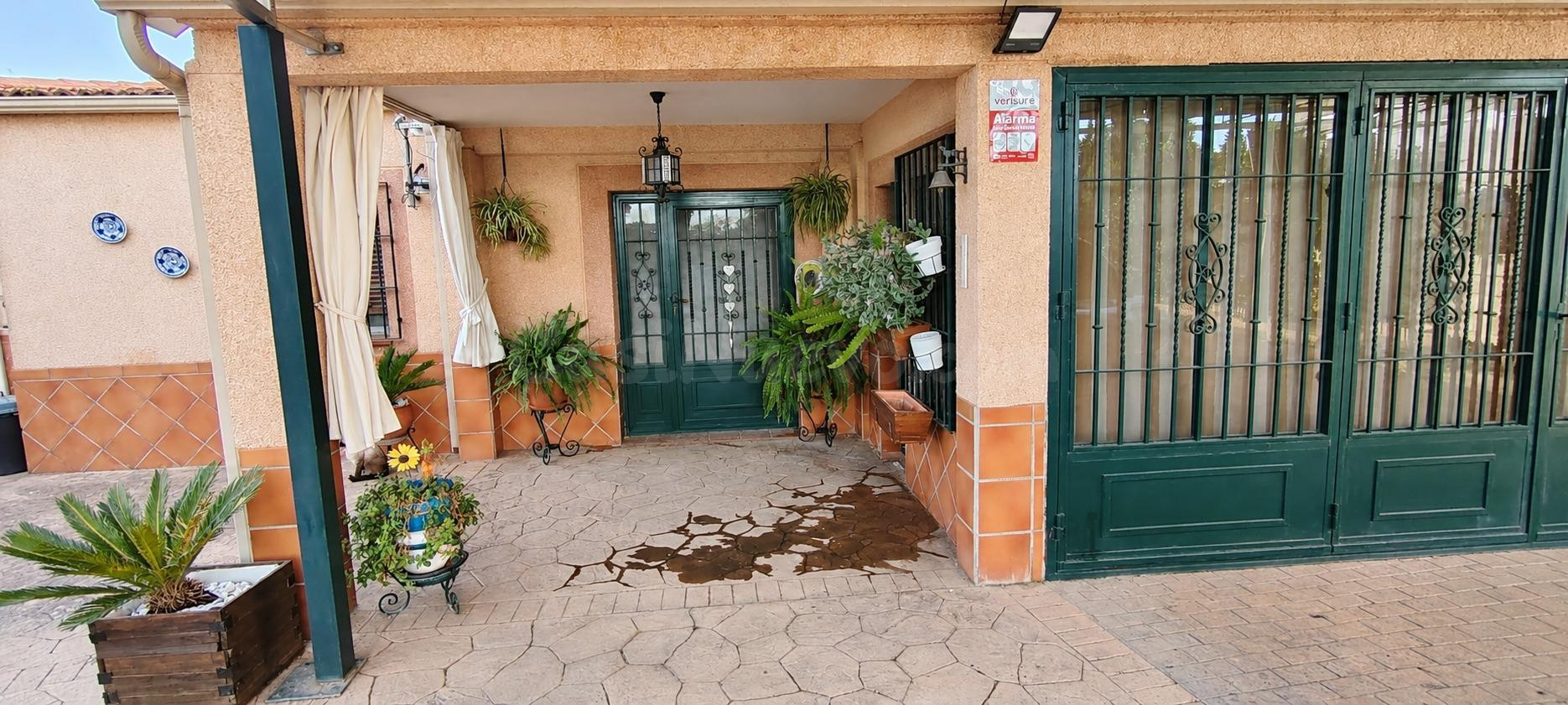 AMPLIO CHALET CON PISCINA Y VIVIENDA AUXILIAR EN PARCELA DE  - foto 3