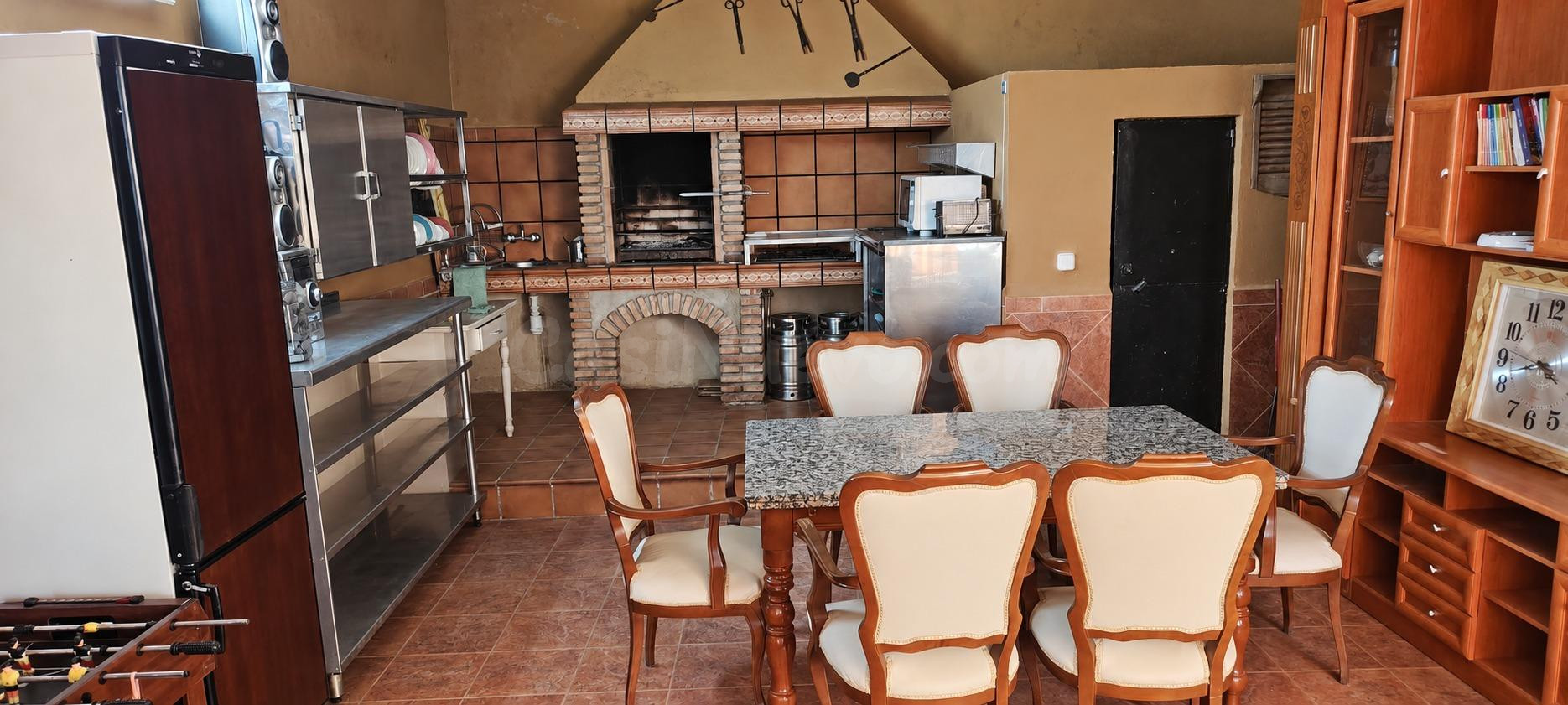 AMPLIO CHALET CON PISCINA Y VIVIENDA AUXILIAR EN PARCELA DE  - foto 5
