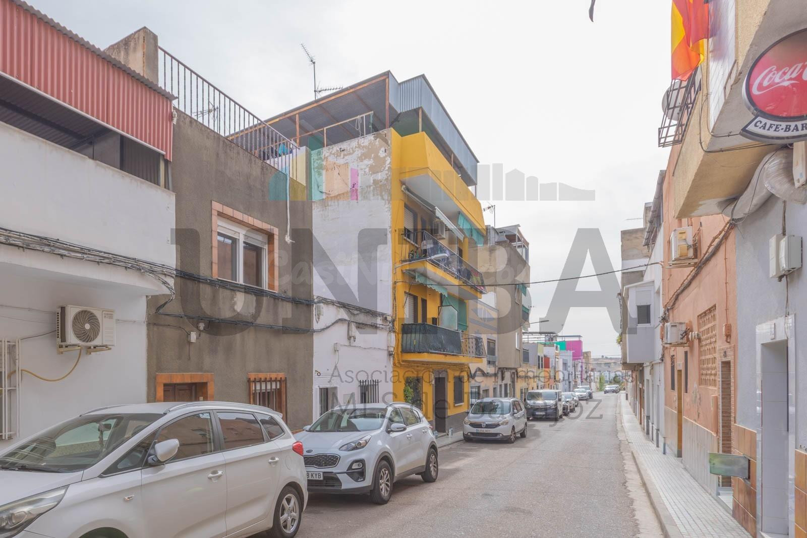 Casa de dos plantas con patios y azotea en Antonio Domínguez