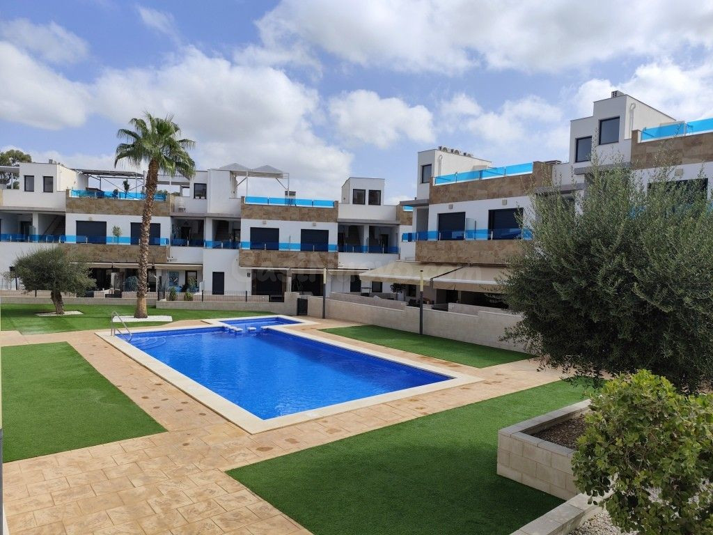 CASA ADOSADA EN VENTA EN BIGASTRO CON 3 DORMITORIOS, 3 BAÑOS, SOLÁRIUM PRIVADO DE 39 M2 Y PISCINA COMUNITARIA