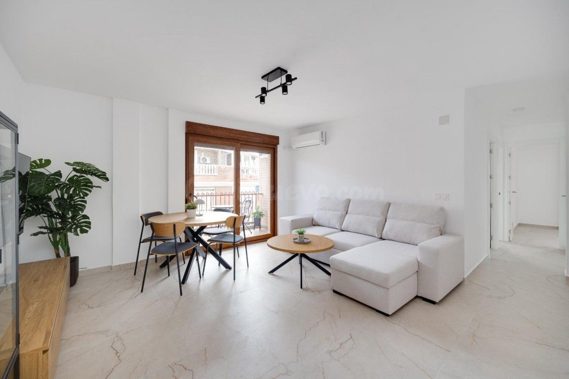 ÁTICO REFORMADO EN VENTA EN TORREVIEJA A 100 METROS DE LA PLAYA DEL ACEQUIÓN, CON 3 DORMITORIOS Y 2 TERRAZAS - foto 3
