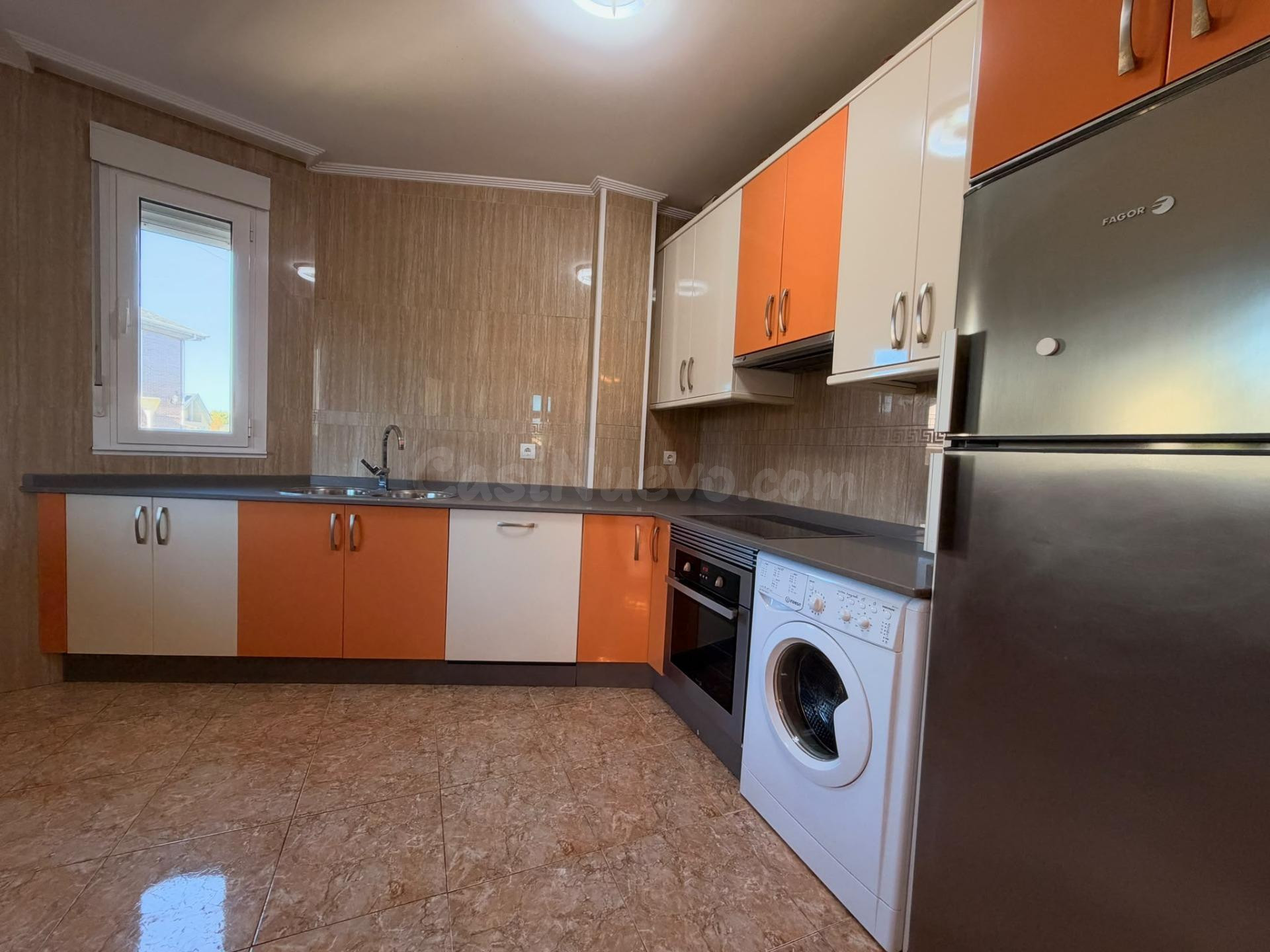 VENTA: Amplio Chalet en la Exclusiva Zona de Compostilla. - foto 2