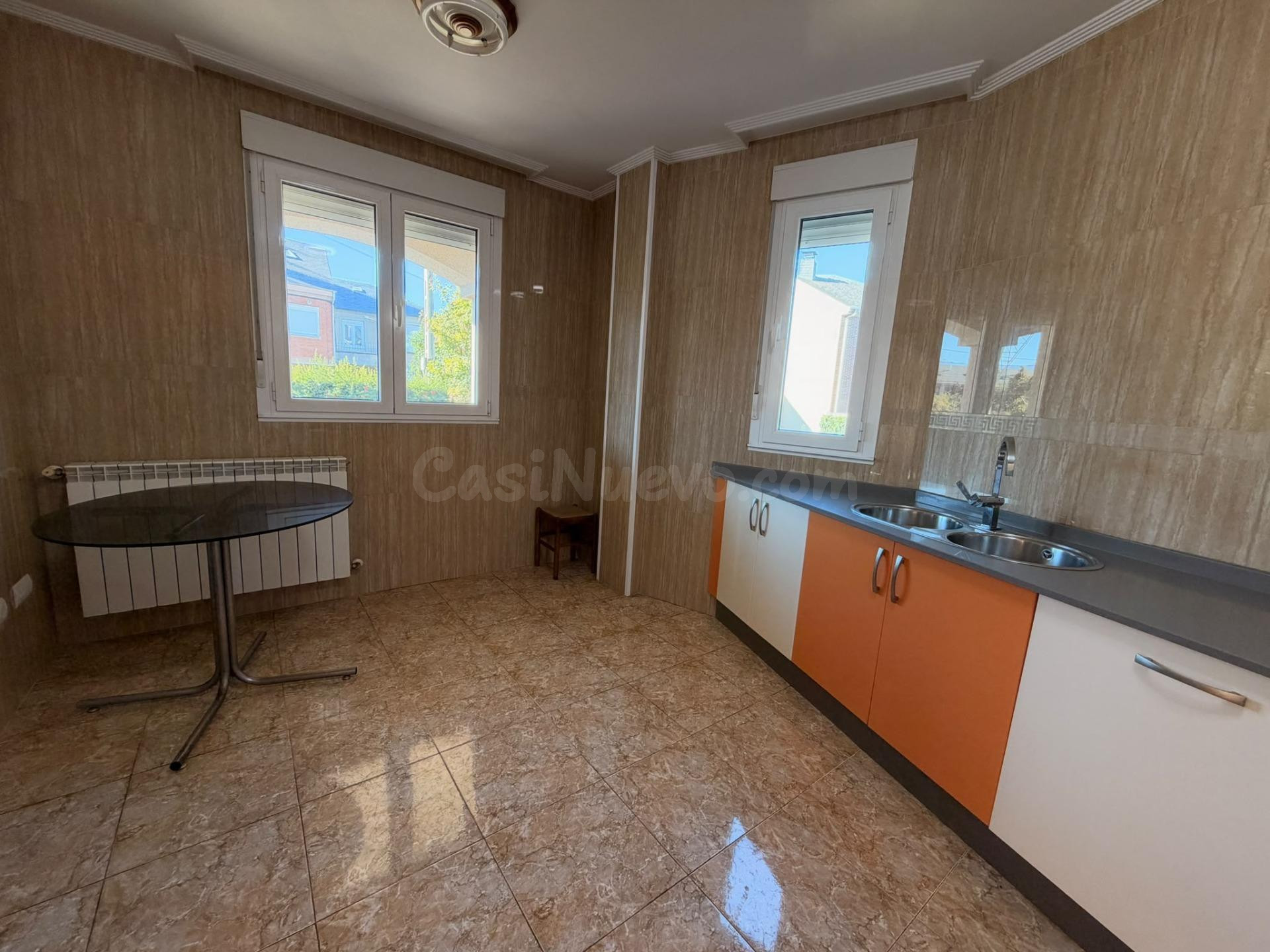 VENTA: Amplio Chalet en la Exclusiva Zona de Compostilla. - foto 4