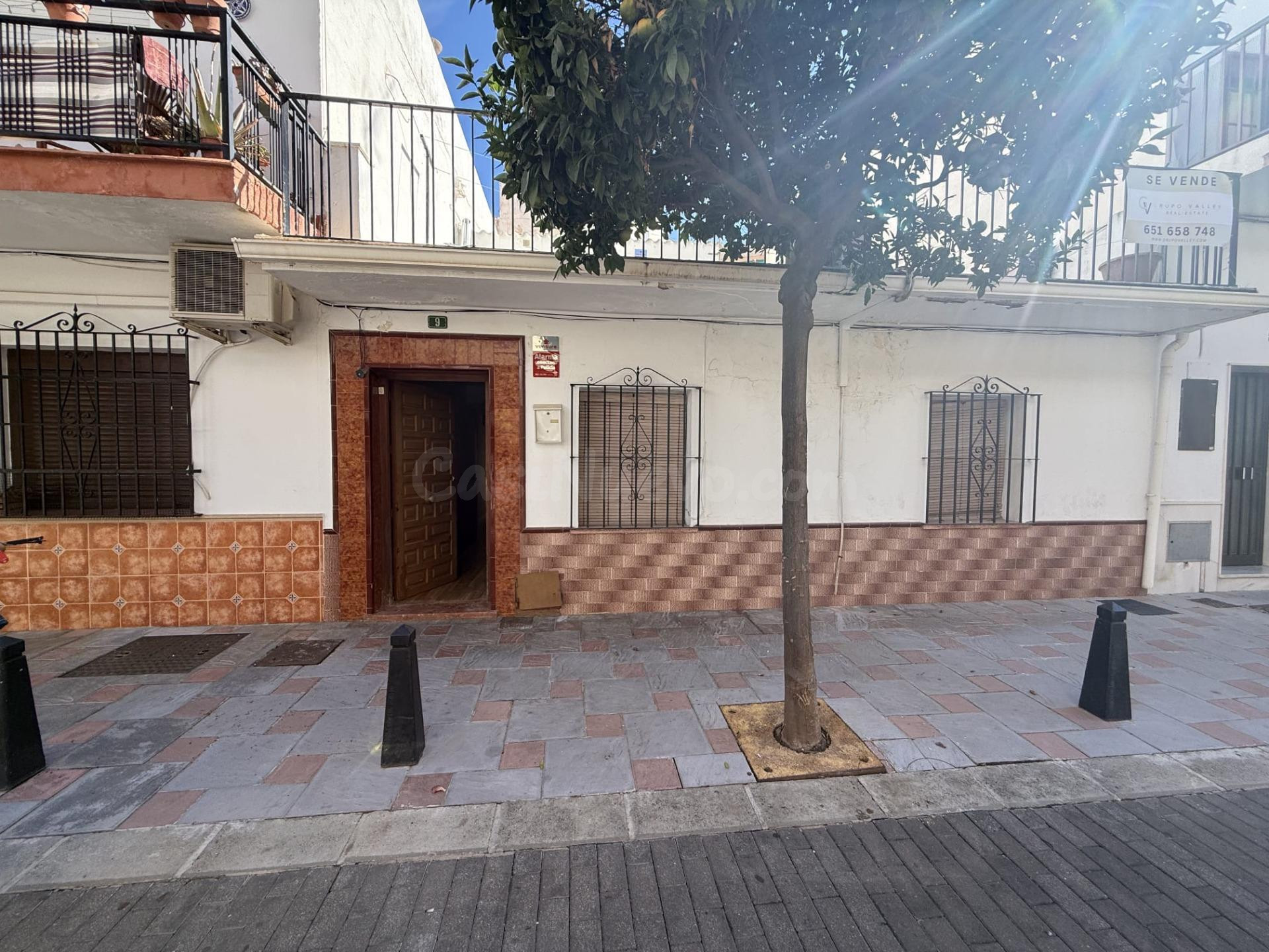 Fuengirola, Centro, Casa con 4 Dormitorios, Patio, Terraza.