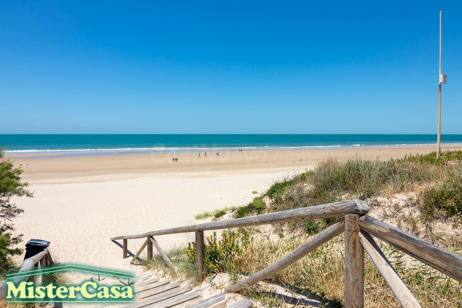 EXCLUSIVA !!CASA ADOSADA EN ESQUINA CON PATIO PRIVADO, PISCINA Y APARCAMIENTO PROPIO EN COSTA BALLENA, ROTA