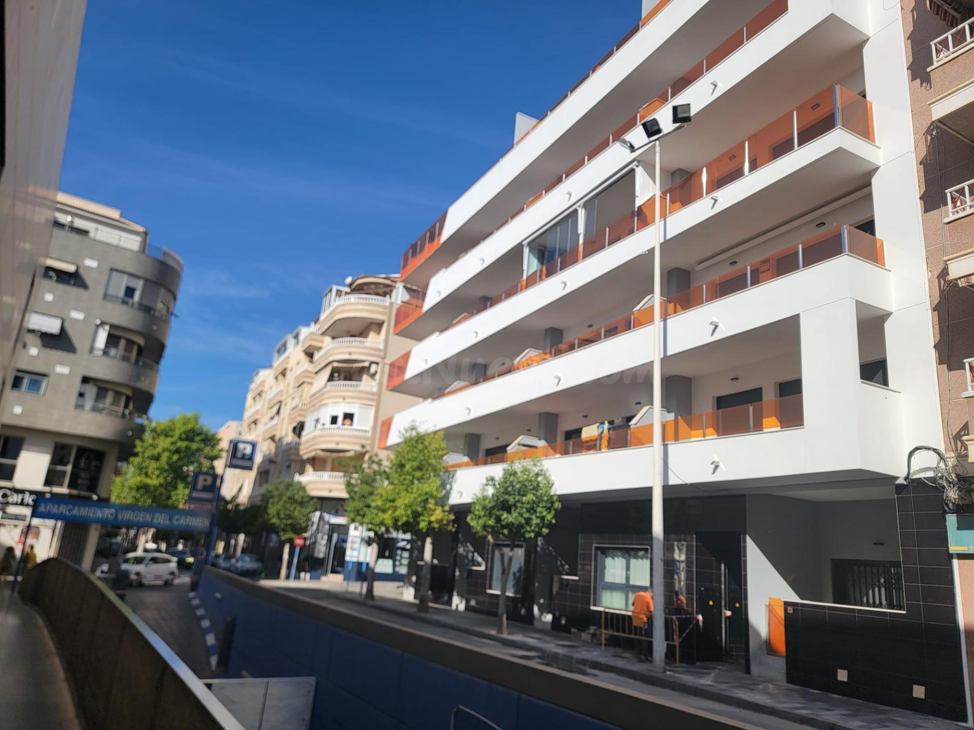 Moderno apartamento muy espacioso, en esquina, 3 dormitorios, 3 baños, parking, piscina, a 5 minutos a pie de la Playa del Cura