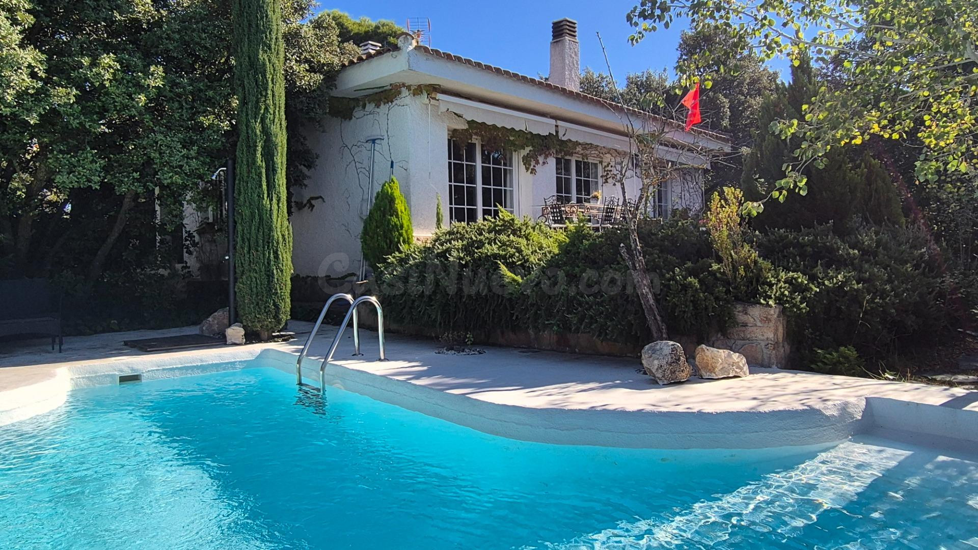 Precioso chalet con espectacular piscina y jardín autóctono - foto 2