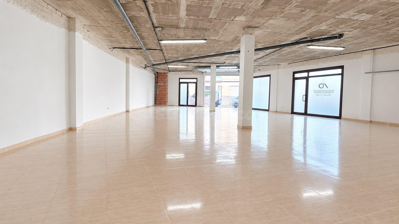 Local comercial / almacén de 198 m2 en venta a pie de calle  - foto 2