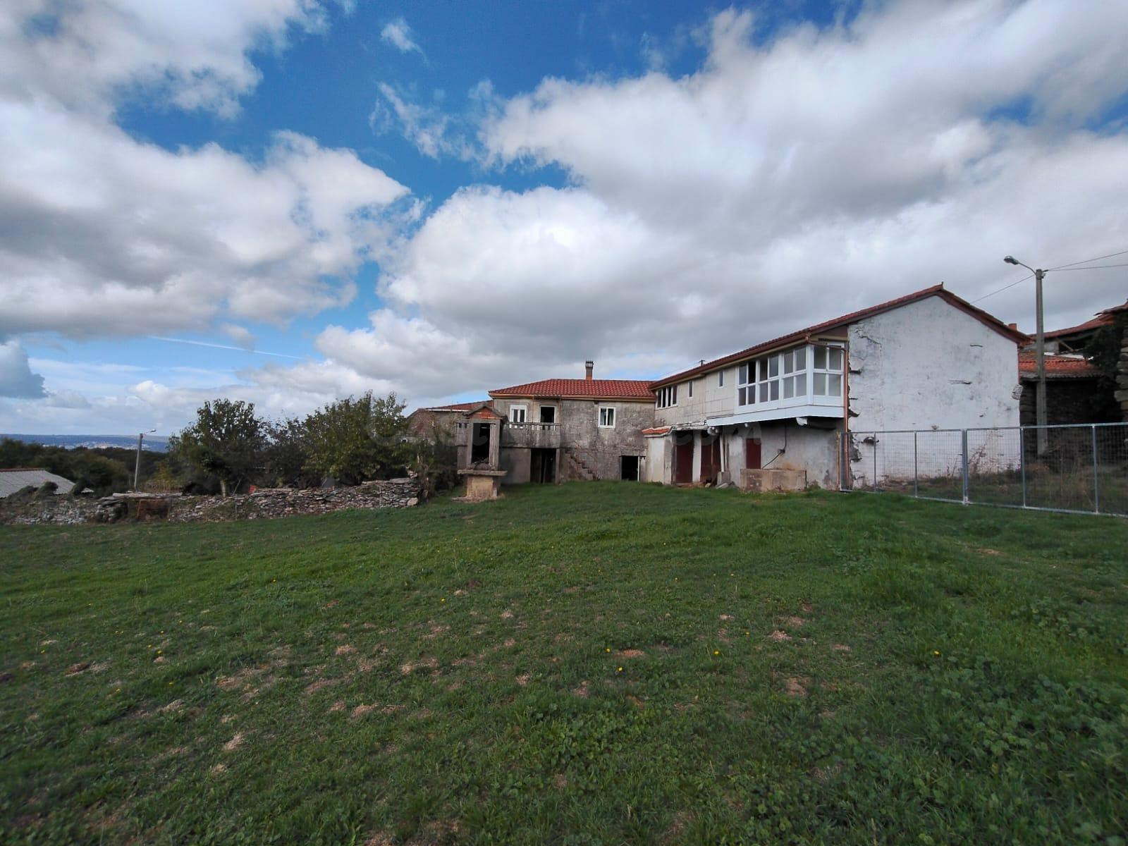 Casa independiente, a reformar -tejado nuevo-. Maceda . Alqu