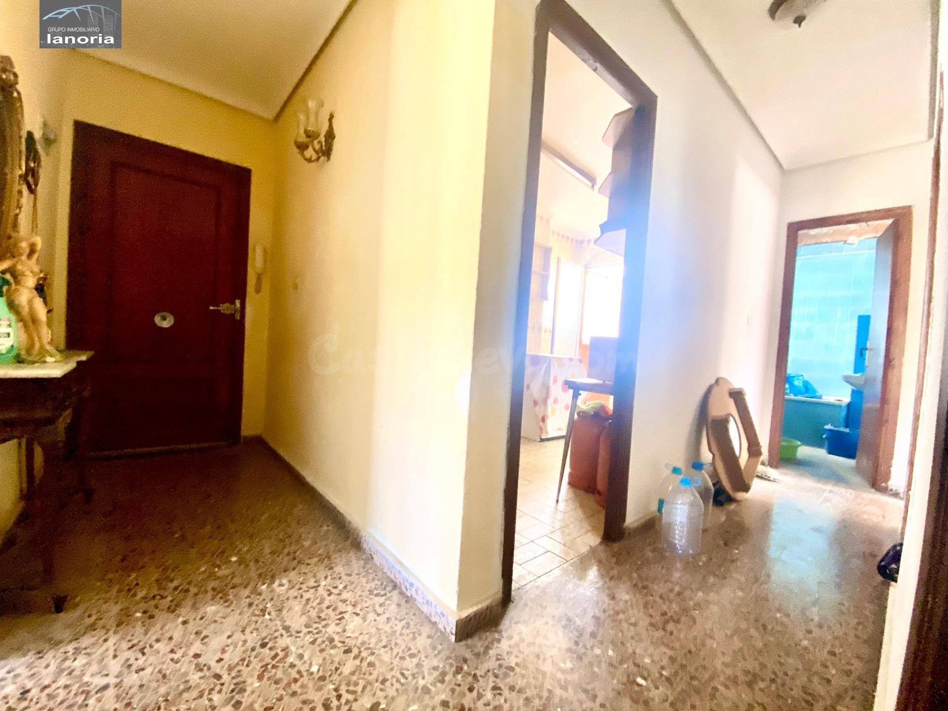 Grupo la Noria VENDE piso CON ascensor para REFORMAR y cochera individual con vado. 3 habitaciones, 1 baño.