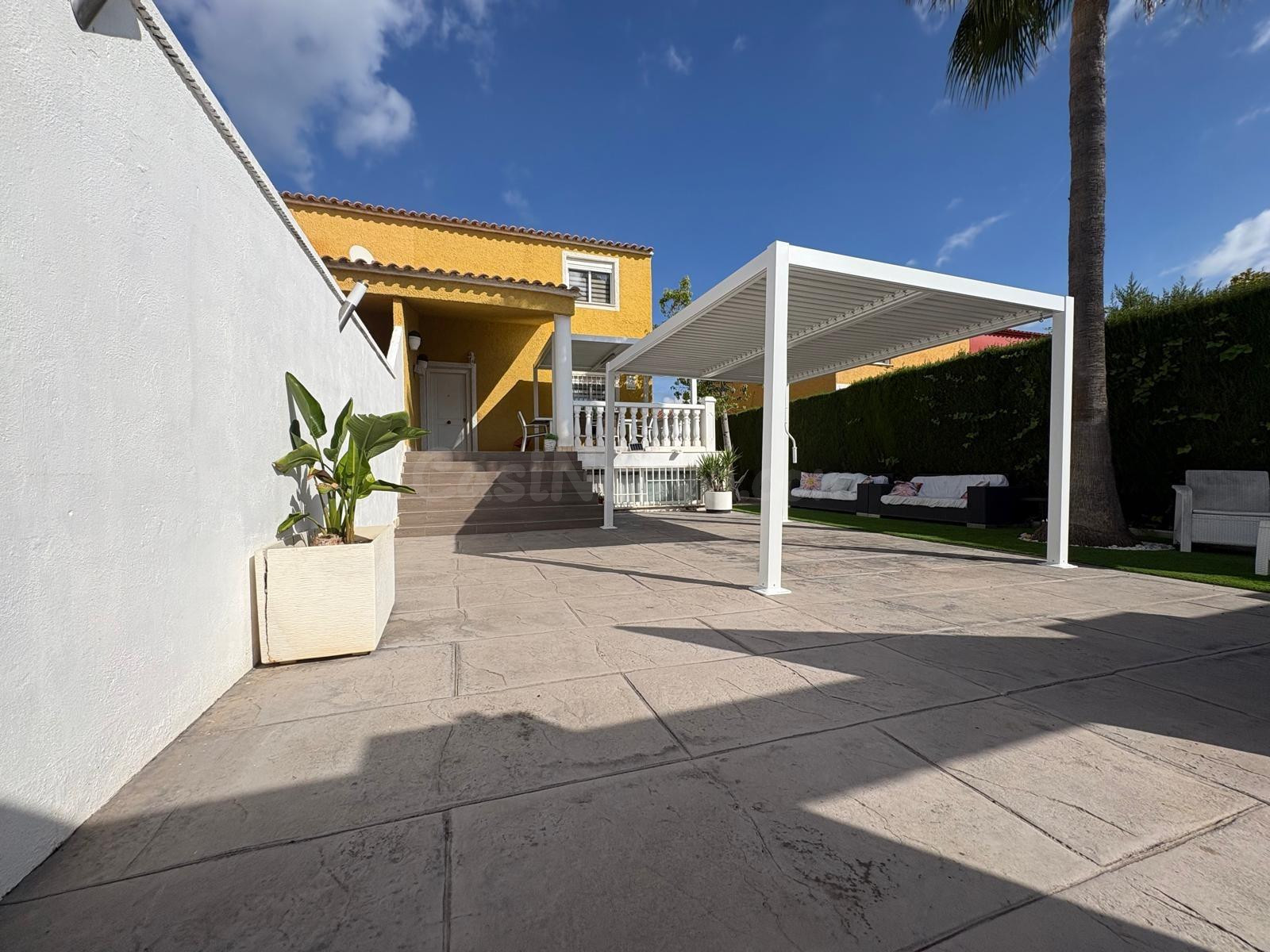 CHALET PAREADO SEMINUEVO EN ZONA DE MARAVISA DE LA POBLA DE VALLBONA