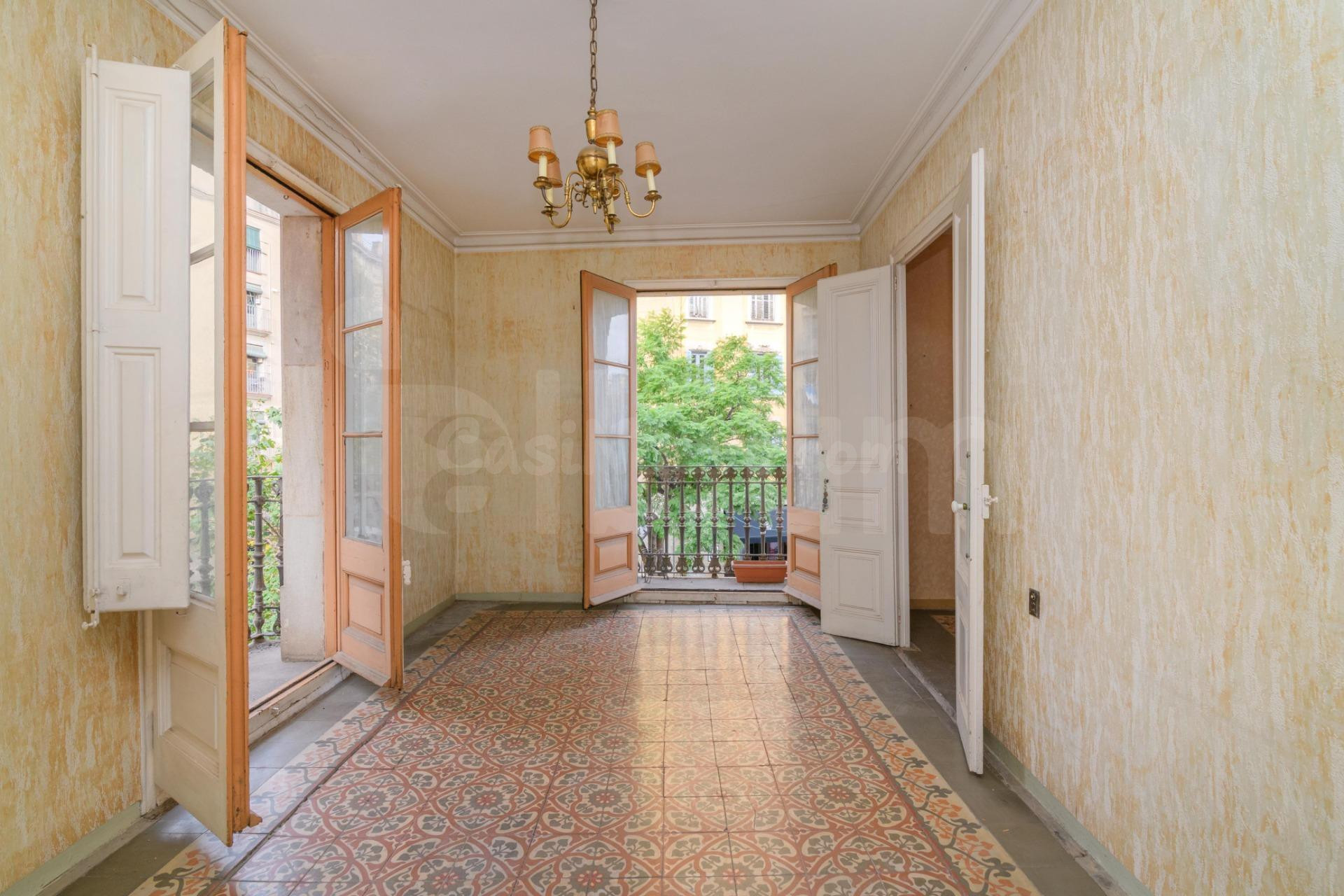 Espectacular vivienda esquinera con siete balcones frente al Mercat del Born