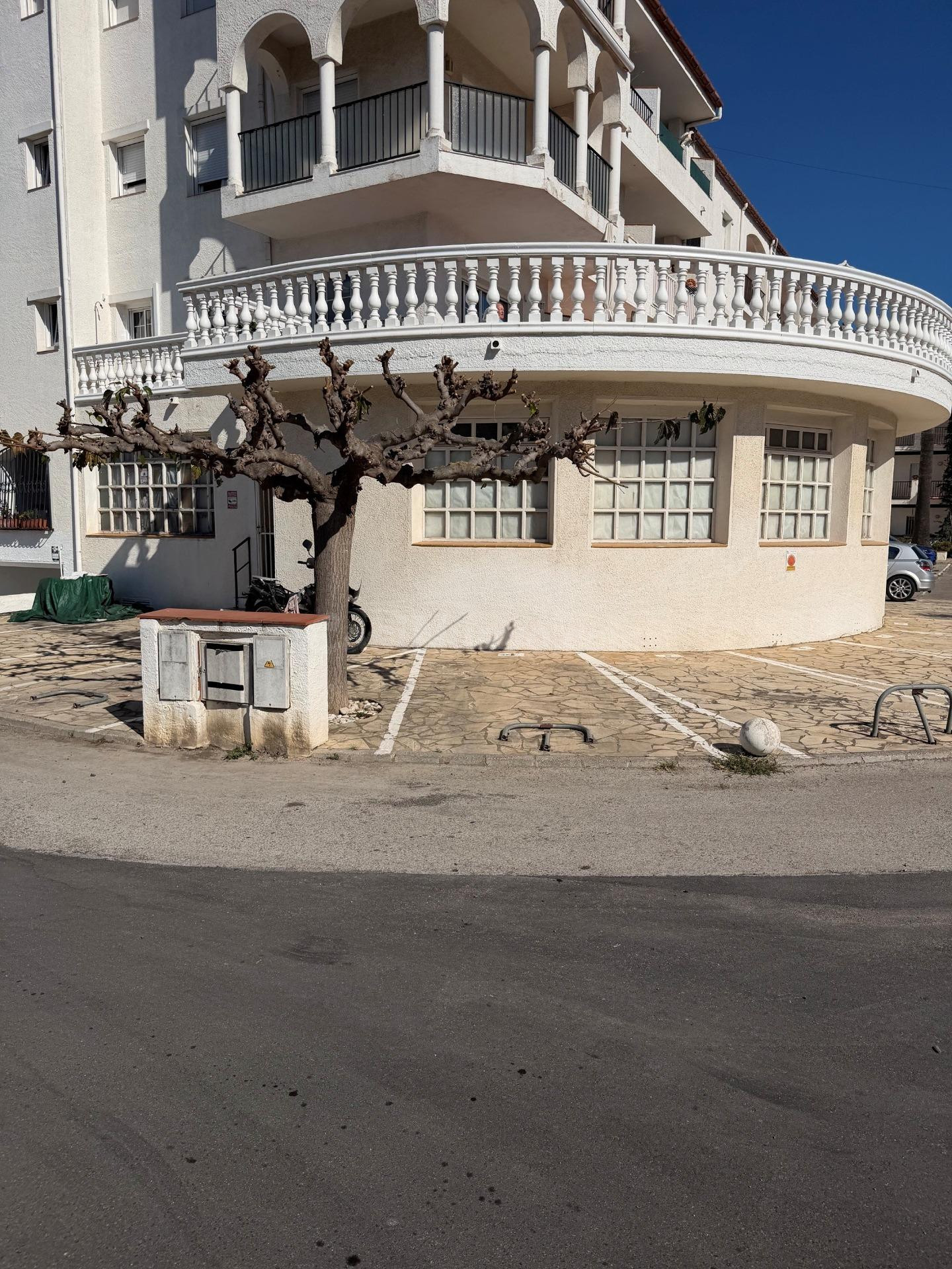 Local comercial de 157 m2 con 2 plazas de aparcamiento en Em - foto 3