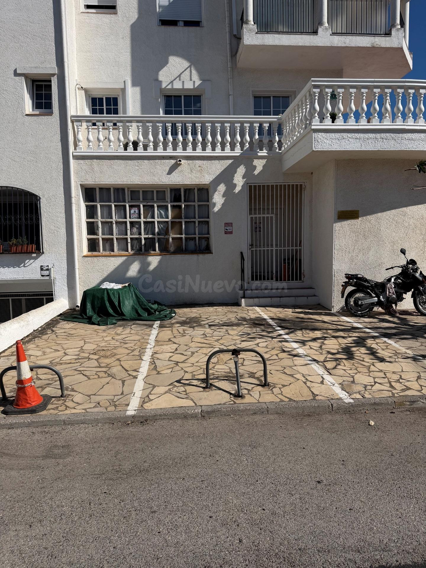 Local comercial de 157 m2 con 2 plazas de aparcamiento en Em - foto 4