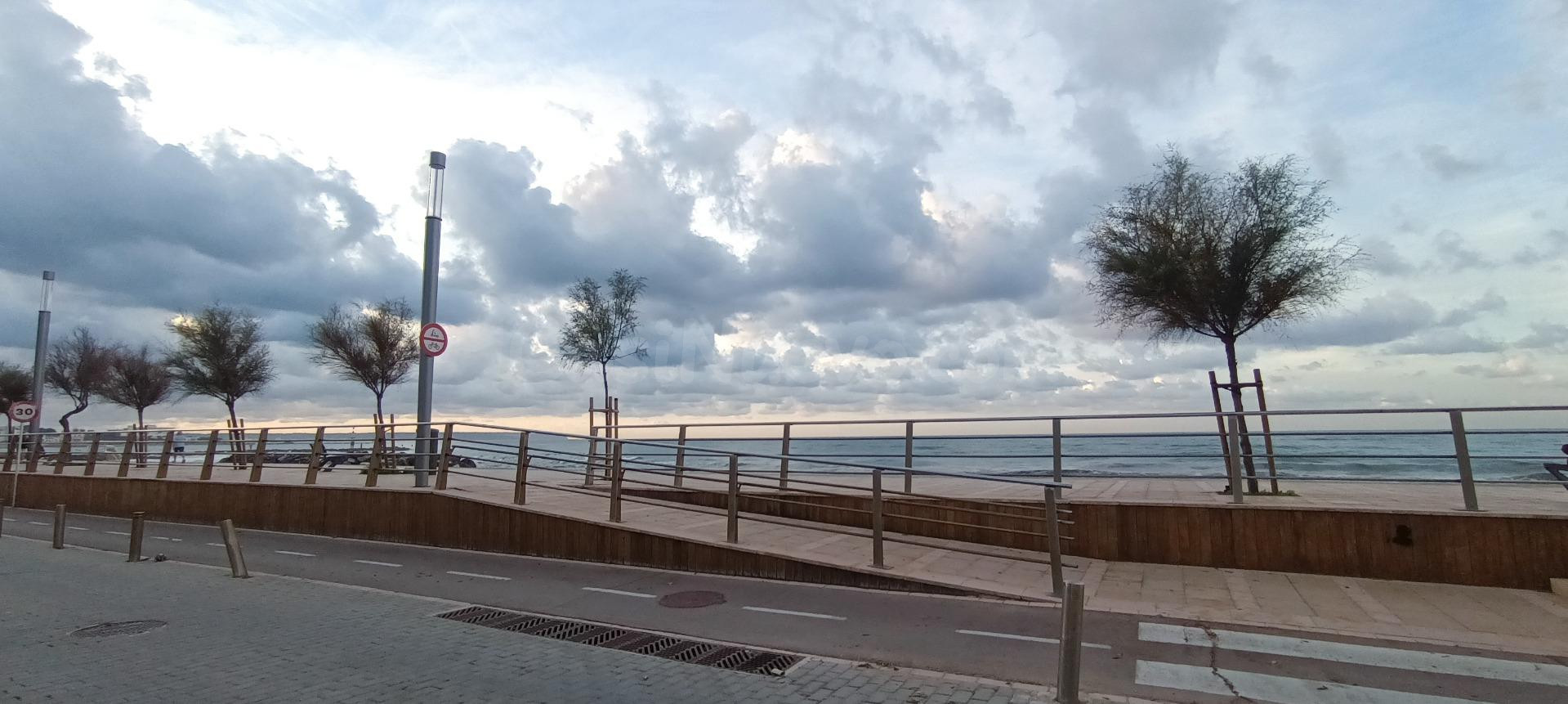 PISO LUMINOSO JUNTO A LA PLAYA CON TERRAZA Y VISTAS PARCIALES AL MAR EN LA GRUTA