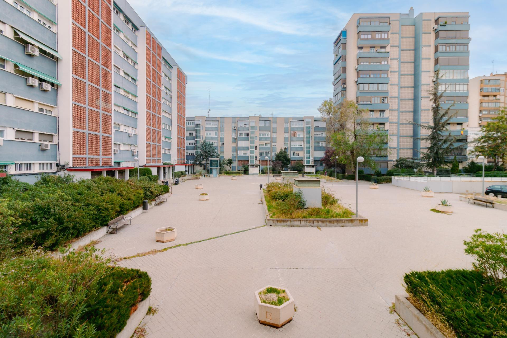 Piso de 2 dormitorios, orientación sur y excelentes comunicaciones
