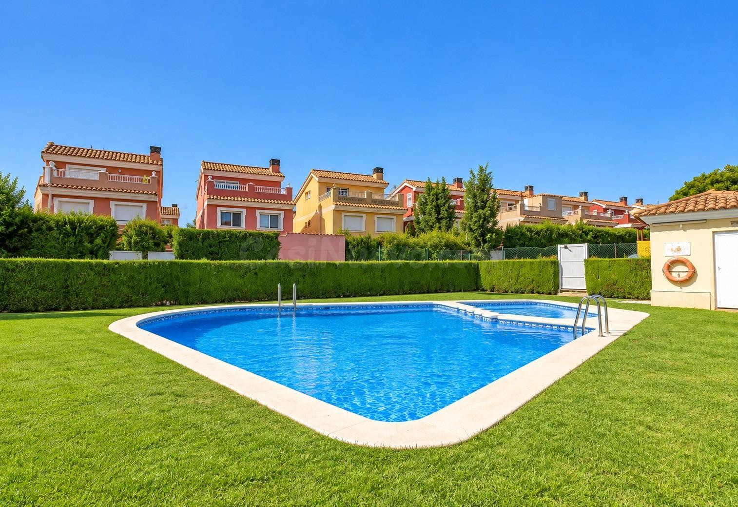 EXCLUSIVO CHALET ADOSADO CON PARCELA PRIVADA, TERRAZA Y PISCINA EN MASÍAS – MONCADA