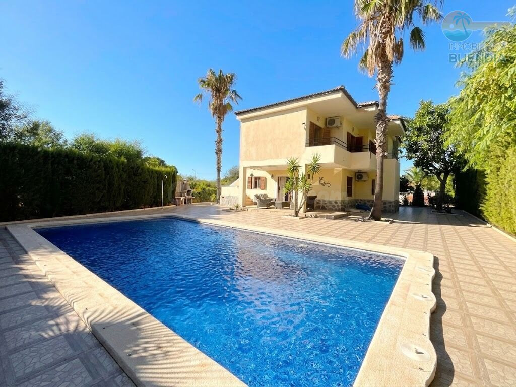 MAGNIFICO CHALET REFORMADO CON PISCINA PRIVADA Y GRAN JARDIN EN LA AZOHIA