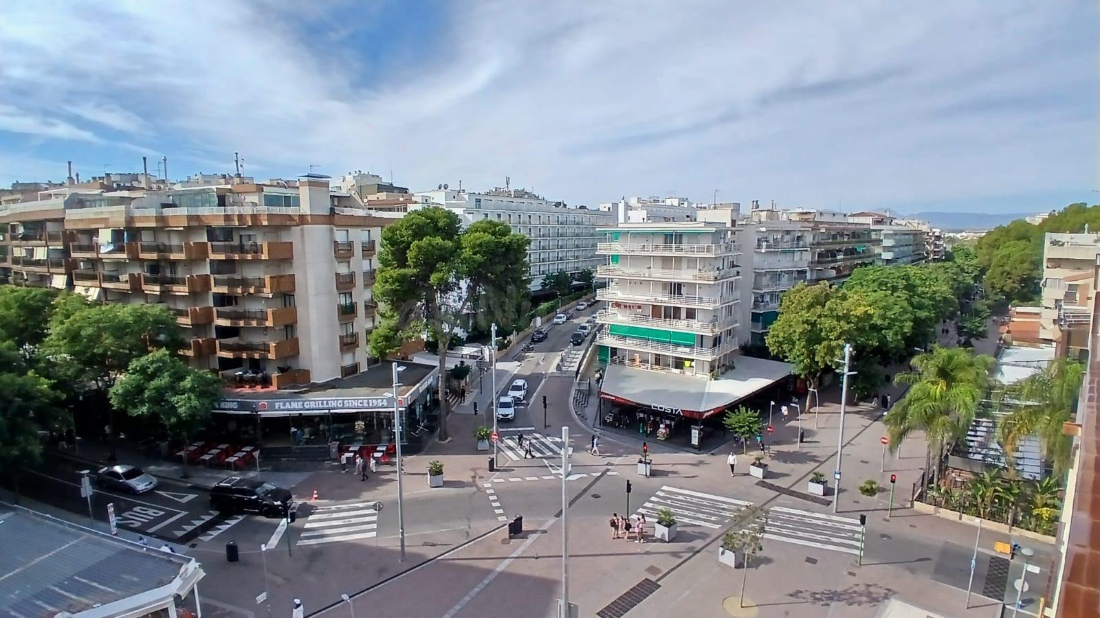 Espectacular Ático Esquinero con Licencia Turística, Plaza de Parking y piscina comunitaria.