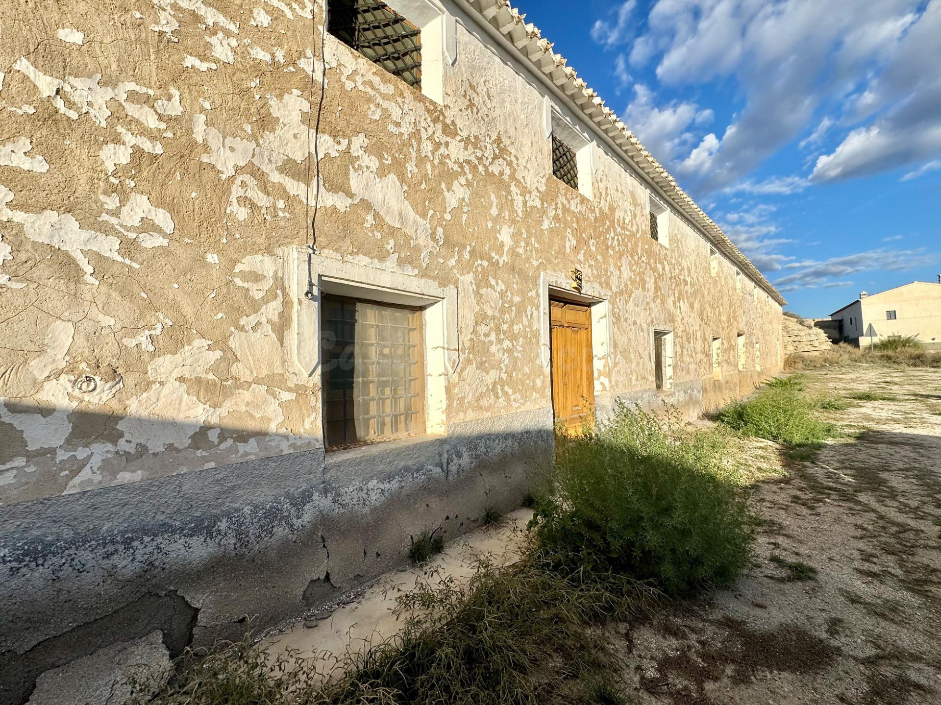 Venta de conjunto de viviendas y terrenos en Cúllar (Granada
