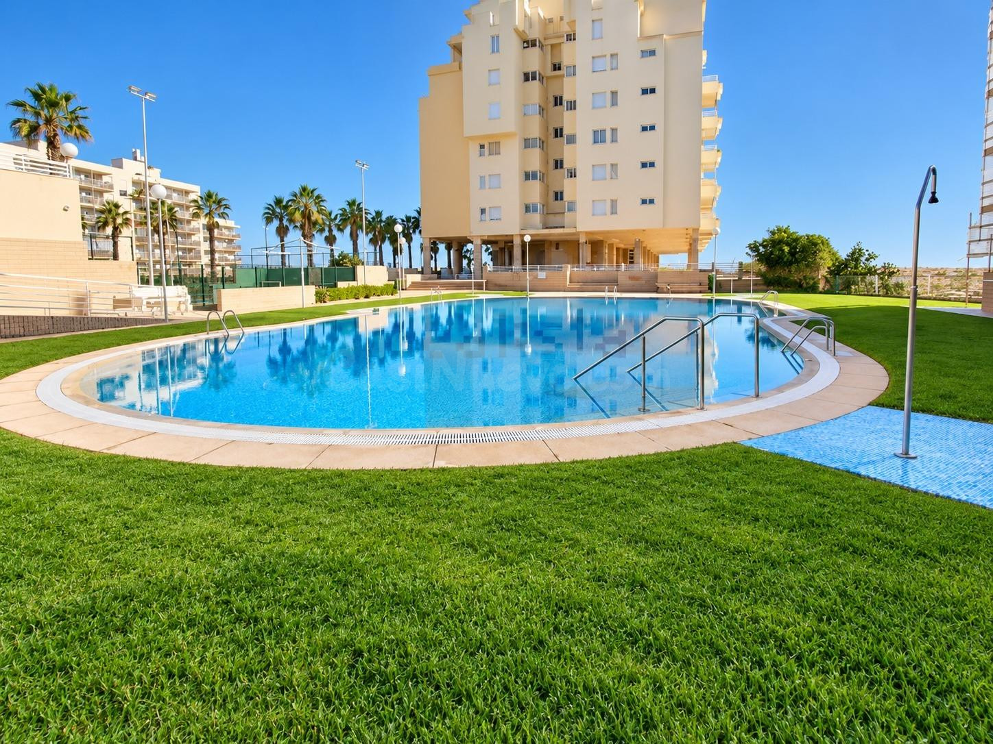 Primera línea en El Perellonet: 127 m2, terraza y tres piscinas