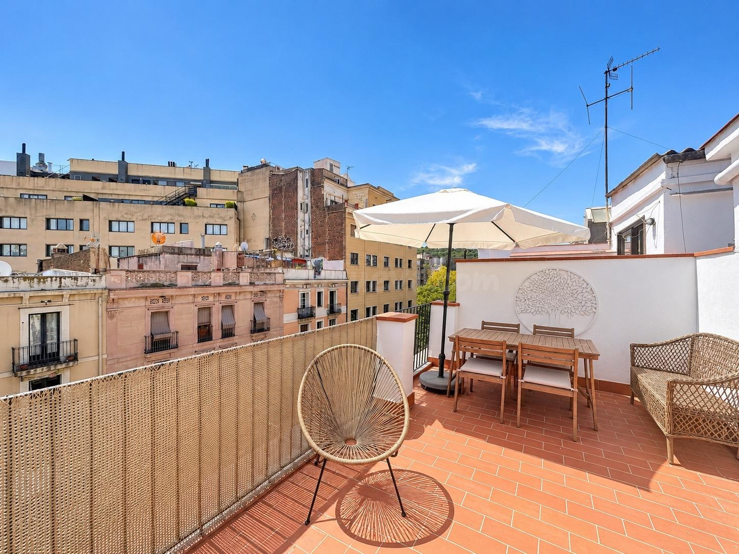 Magnífico ático con gran terraza y vistas despejadas – Carrer de Sant Pau, Barcelona