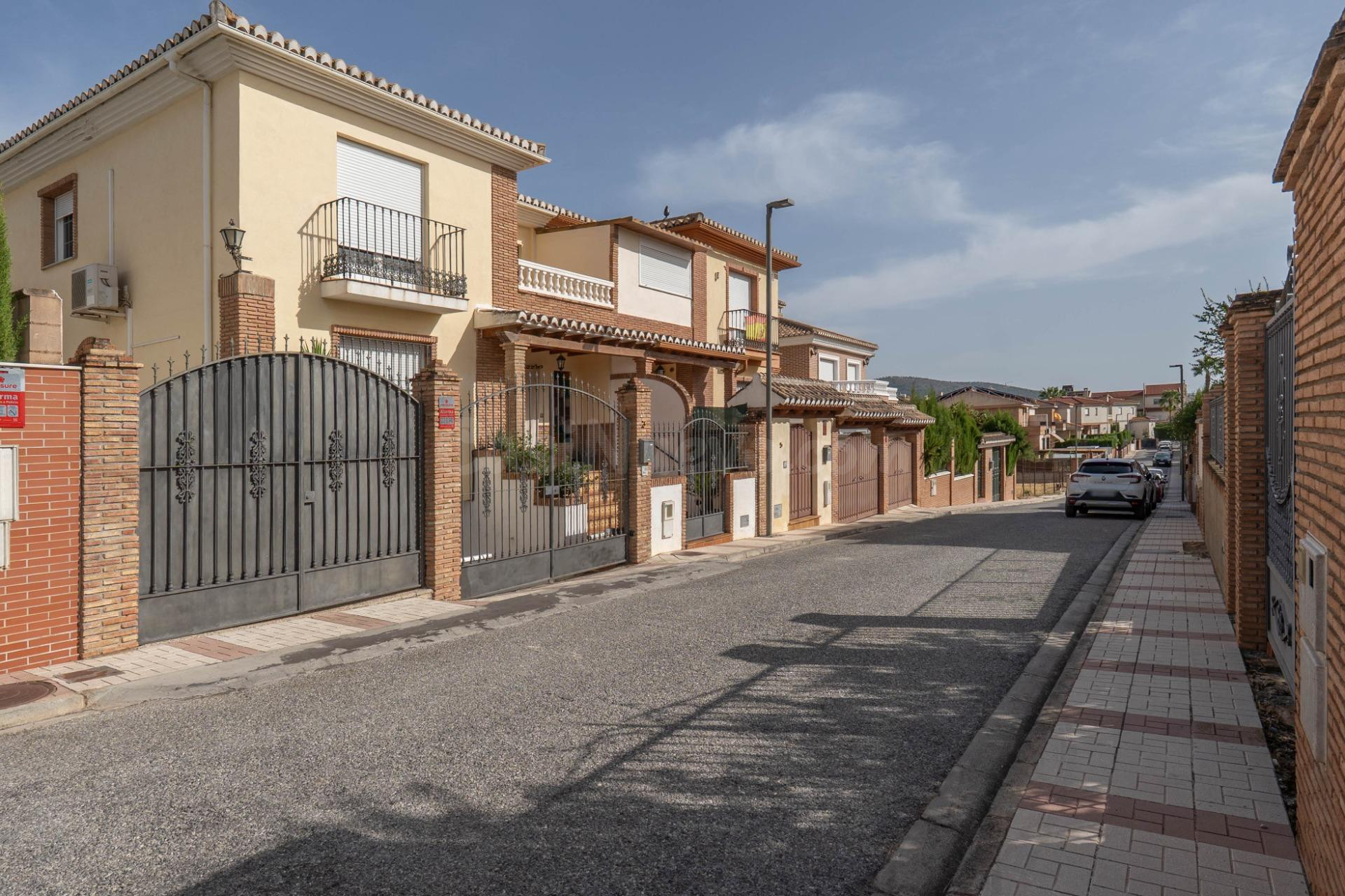 Magnífica casa unifamiliar de 4 dormitorios grandes en Otura - foto 2