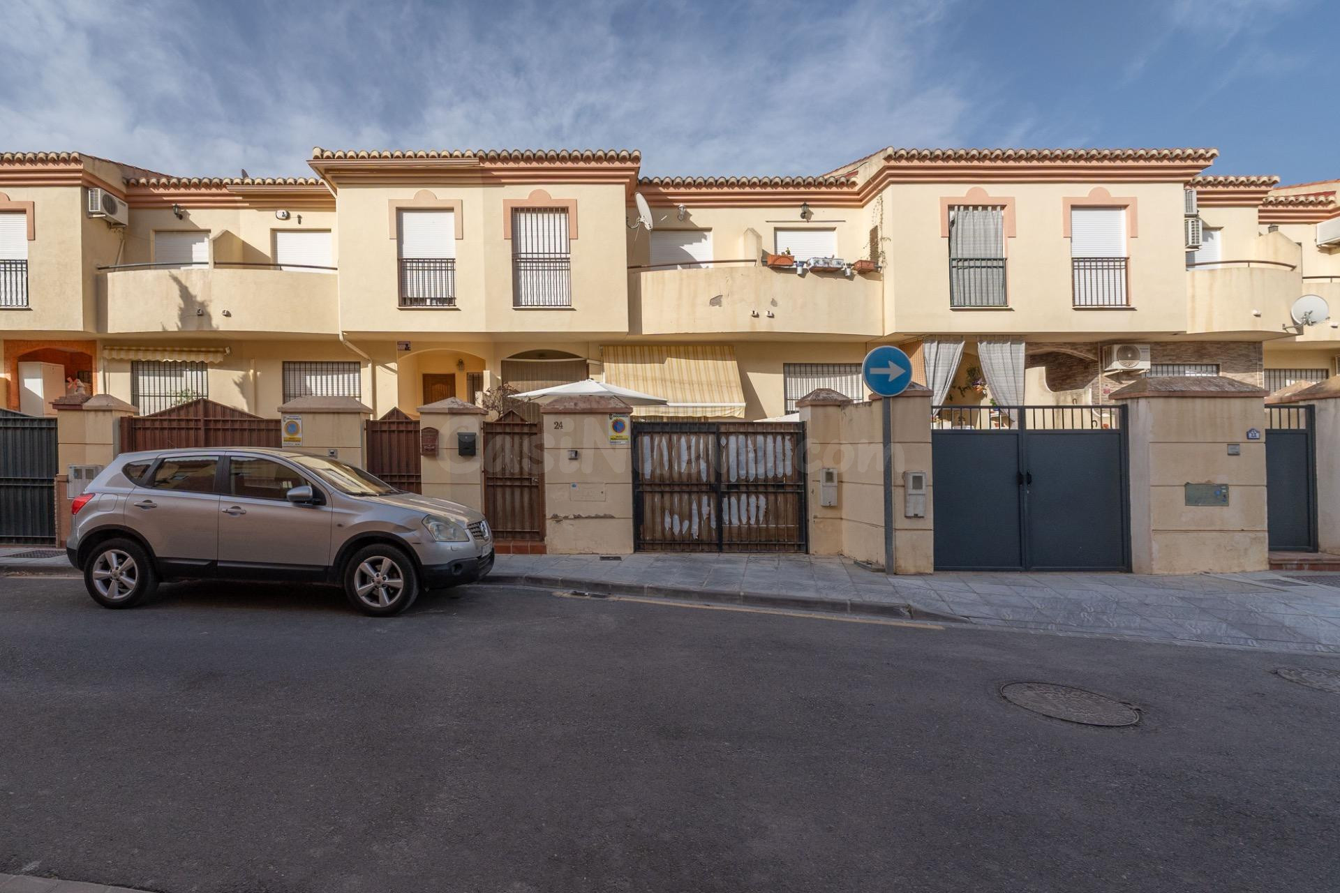 ¡MAGNIFICA CASA UNIFAMILIAR ADOSADA EN LOMALINDA, OGIJARES! - foto 4
