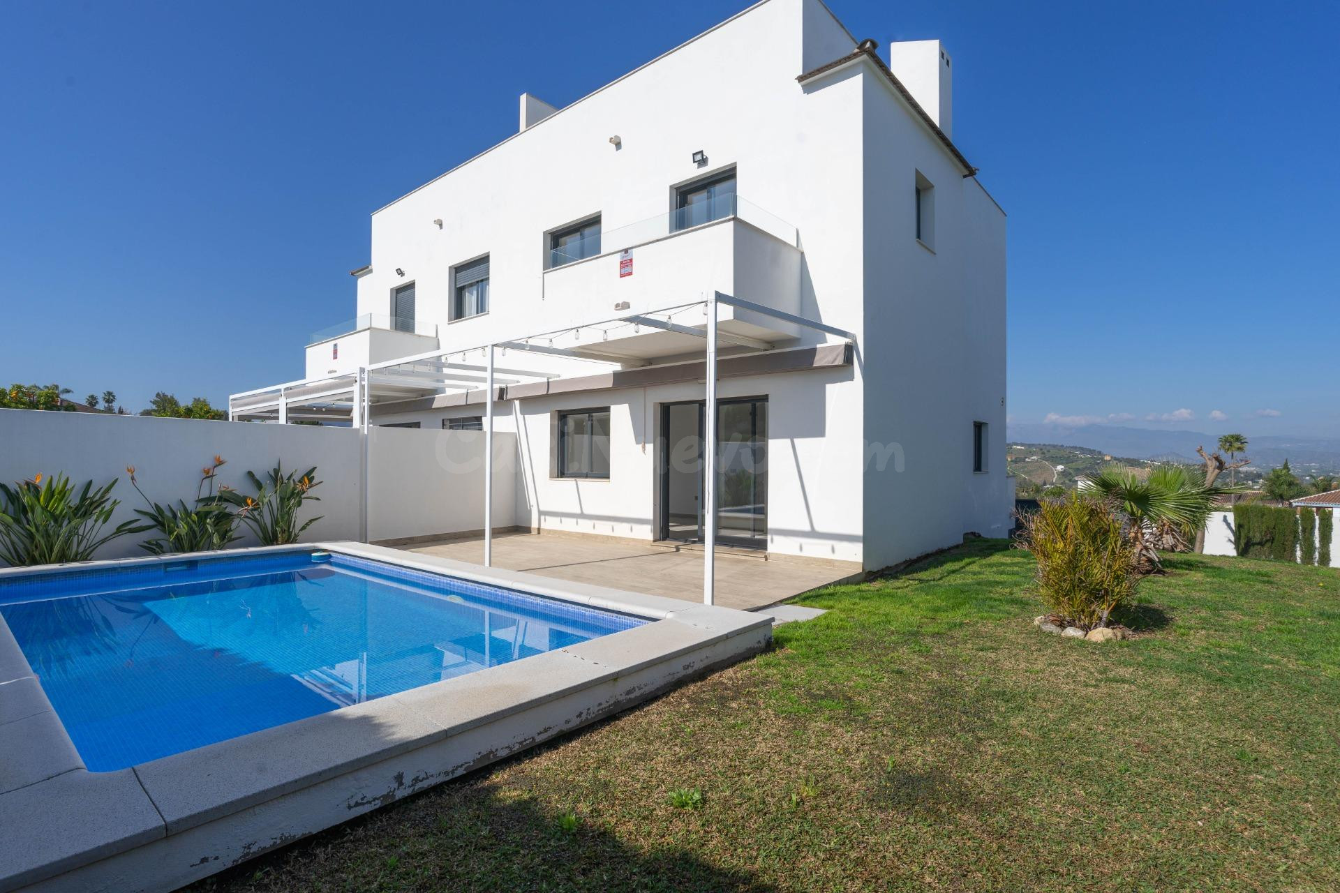 CHALET PAREADO CON GARAJE, PISCINA Y JARDIN