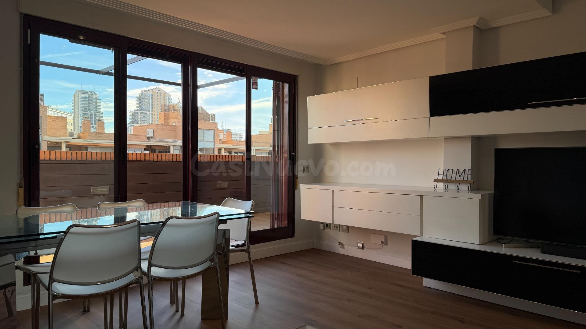 ¡Ático duplex con Terraza, Piscina y Pista de Padel en Maestro Rodrigo!