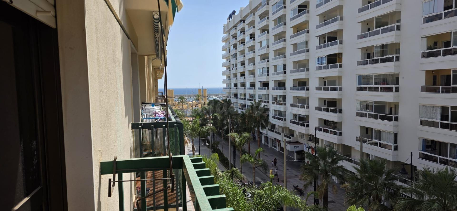 PISO DE 3 DORMITORIOS CON TERRAZA EN FUENGIROLA