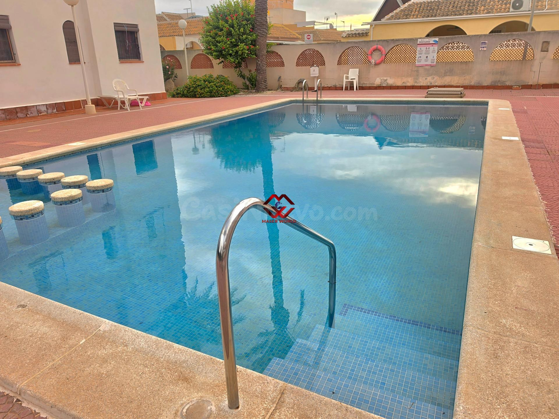 Piso planta baja con dos terrazas, piscina comunitaria y parking en Los Narejos