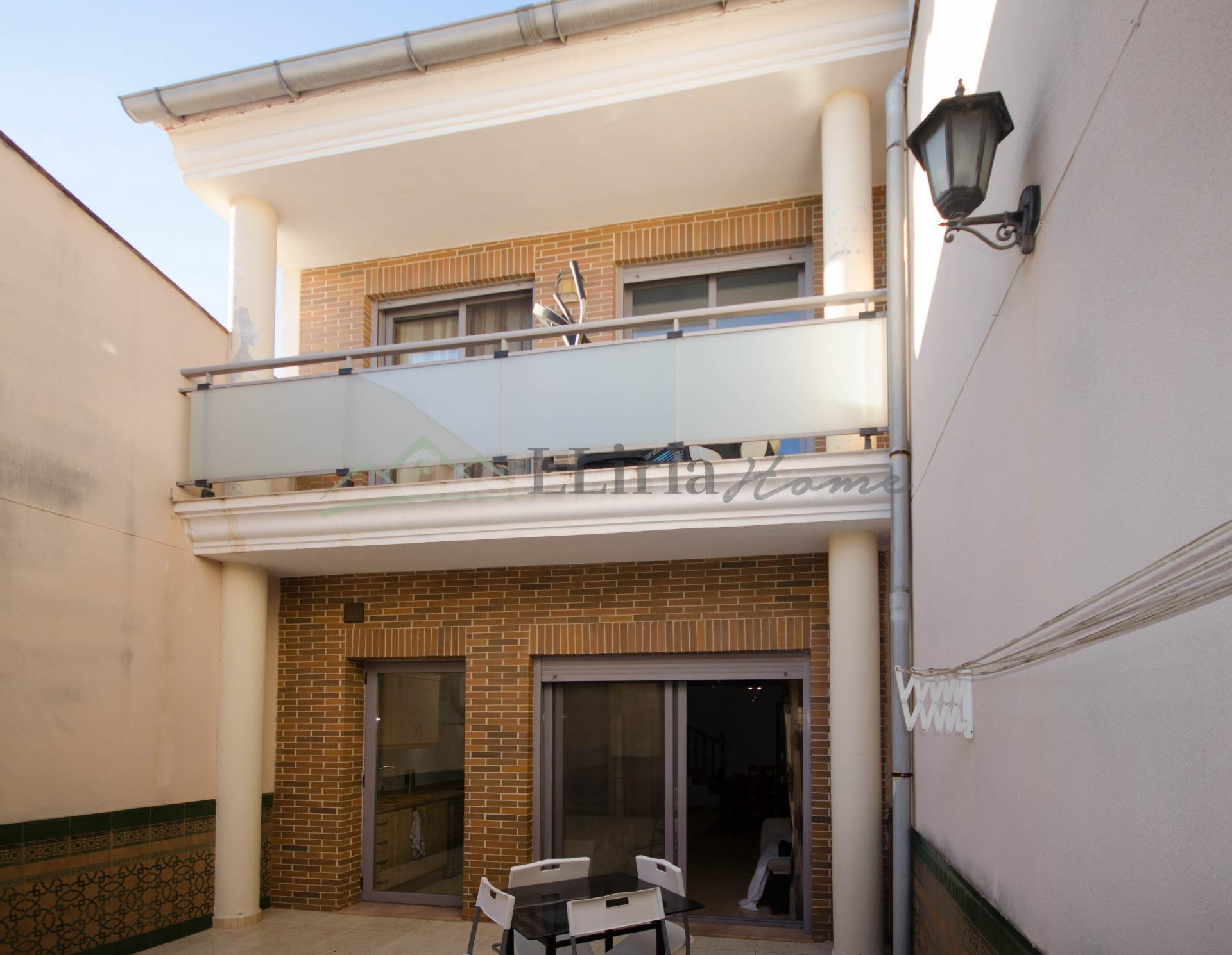 Ref. 04409. Casa de pueblo adosada con amplio patio, terraza y garaje en Vilamarxant.