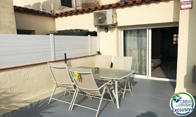 Apartamento reformado con amplia terraza y aparcamiento privado en Santa Margarita Roses - foto 2